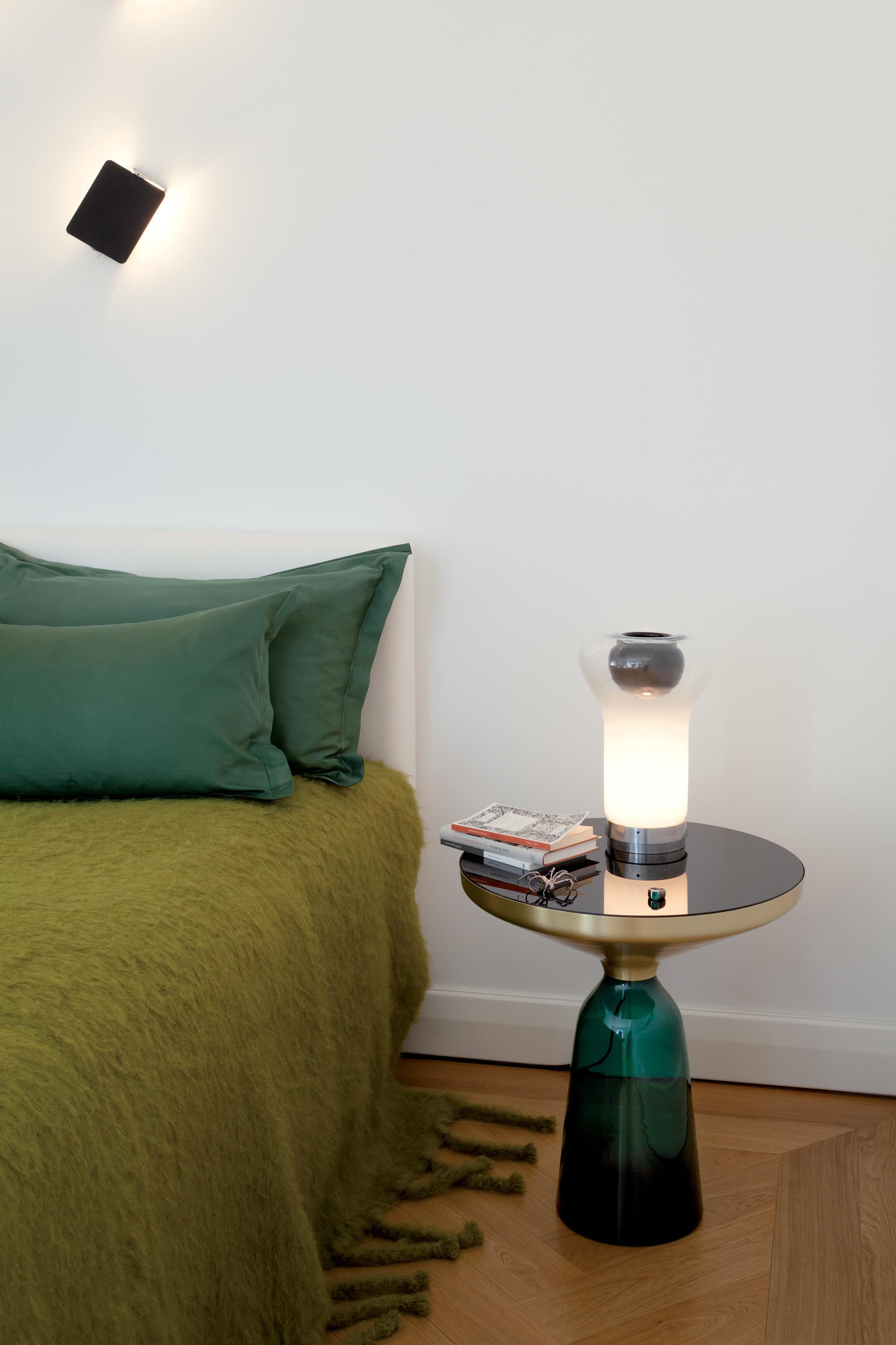 Table d'appoint ClassiCon Bell en laiton et gris quartz de Sebastian Herkner en vente 7