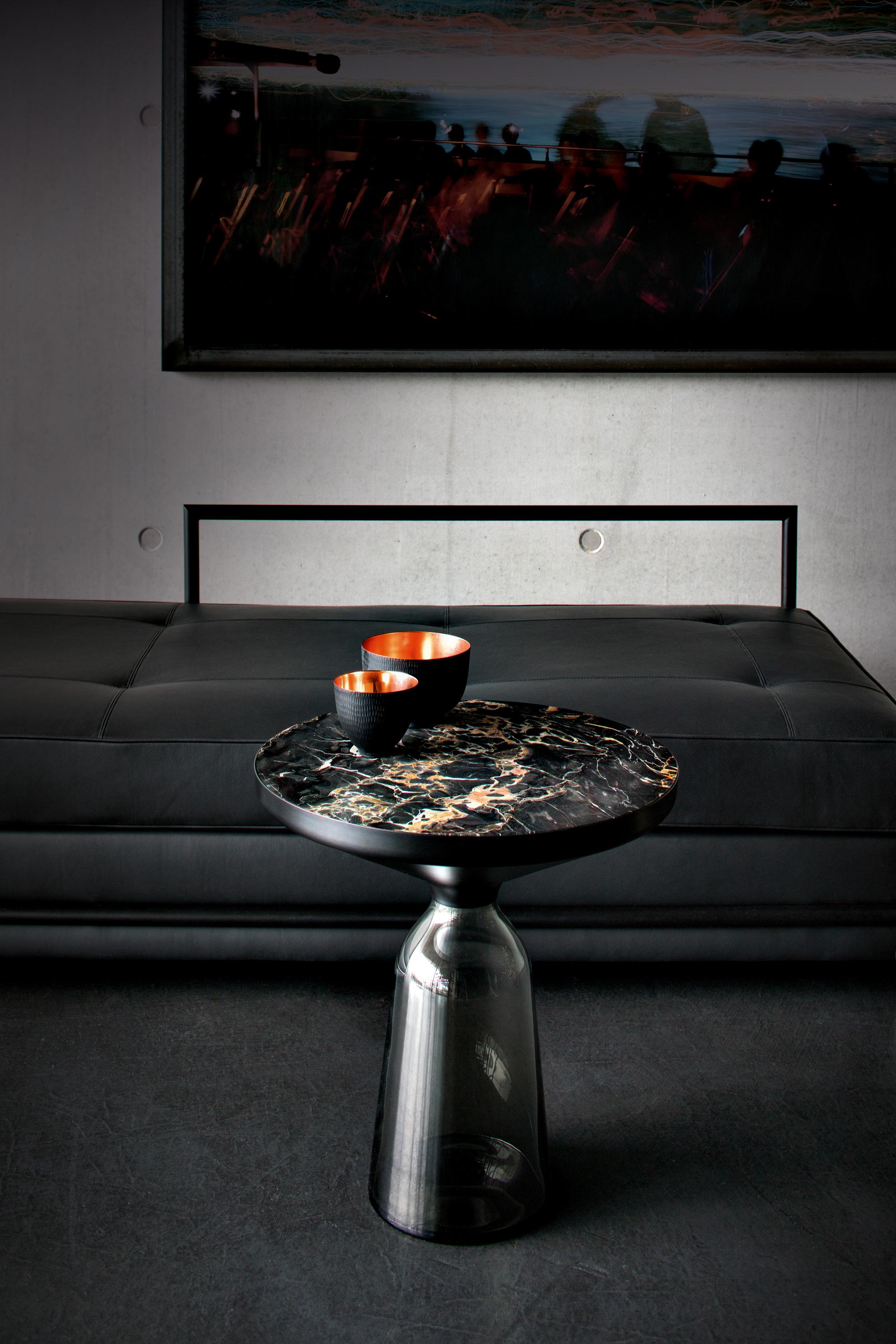 XXIe siècle et contemporain Table d'appoint ClassiCon Bell en laiton et gris quartz de Sebastian Herkner en vente