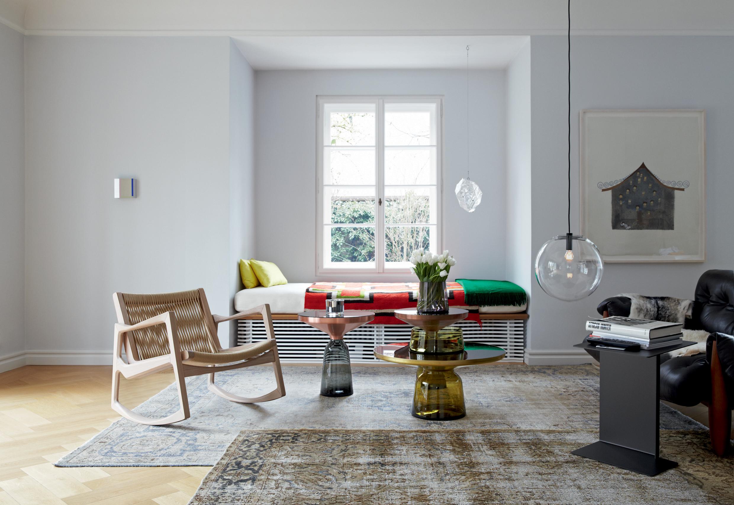 Verre brun Table d'appoint ClassiCon Bell en laiton et gris quartz de Sebastian Herkner en vente