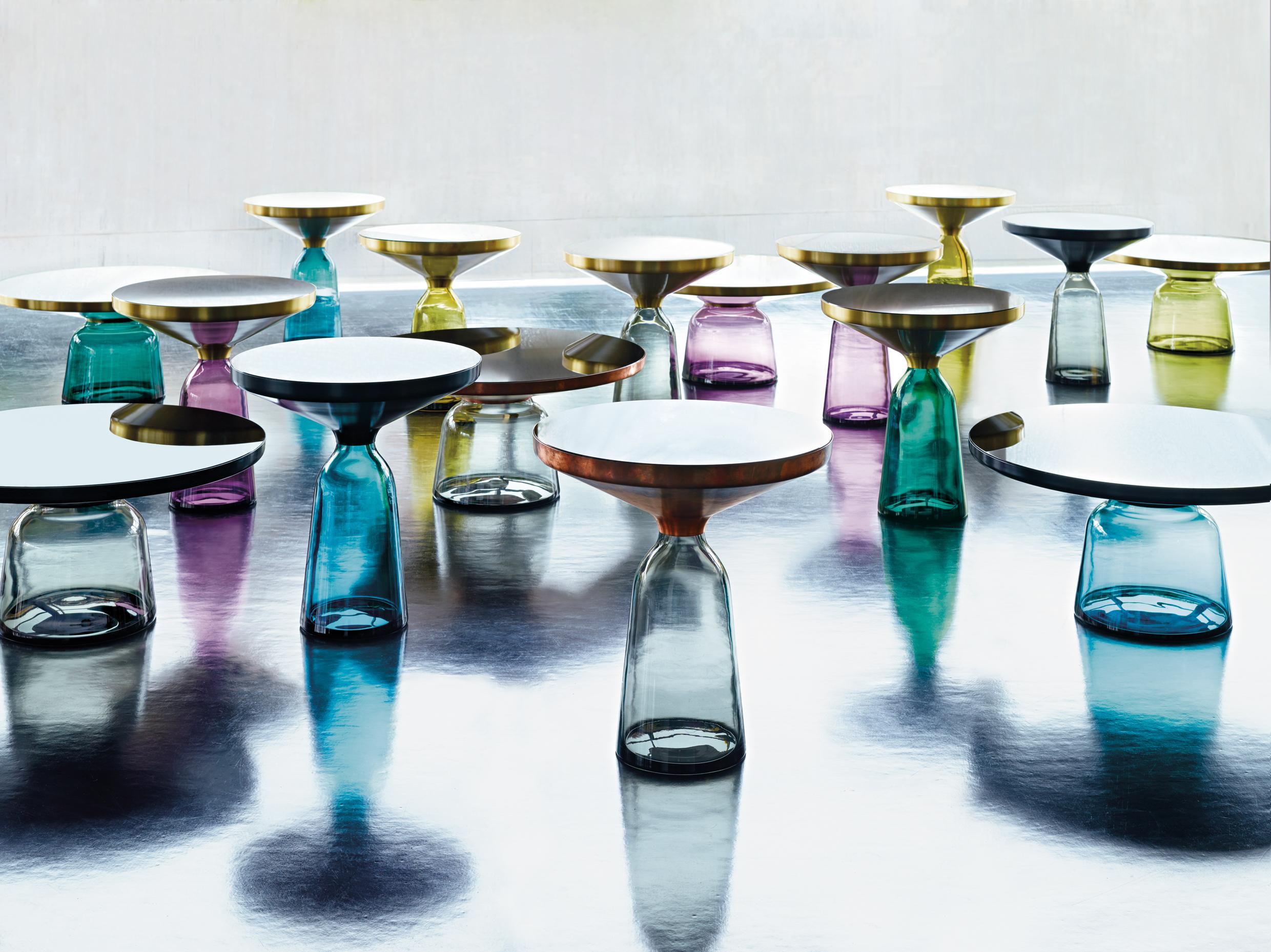 Un classique moderne en tant que miniature : la table cloche de Sebastian Herkner bouleverse nos habitudes de perception en utilisant le matériau léger et fragile du verre comme base pour un plateau en métal qui semble flotter au-dessus. Soufflée à
