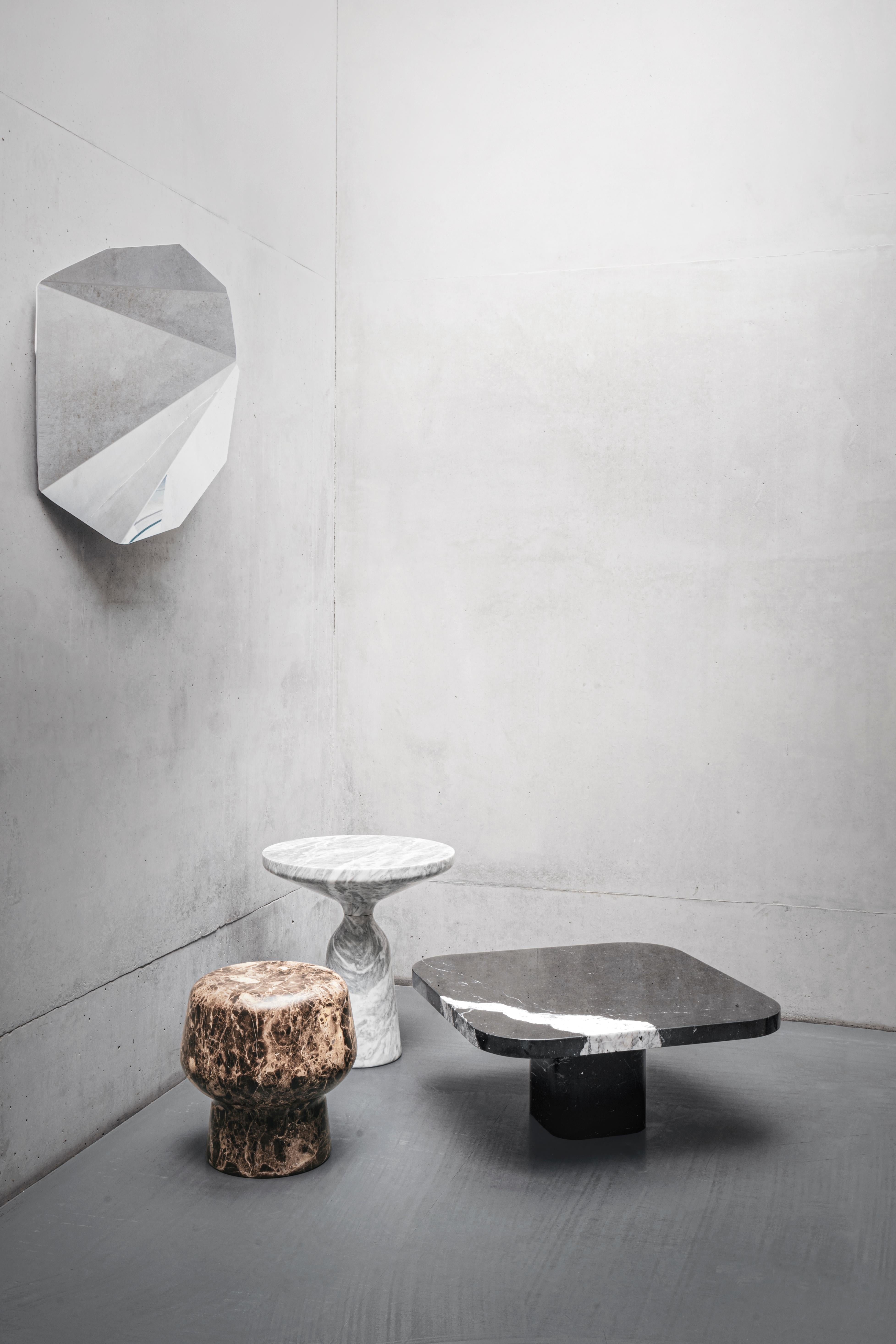 Allemand Table d'appoint ClassiCon Bell en marbre Nero Marquina massif de Sebastian Herkner en vente