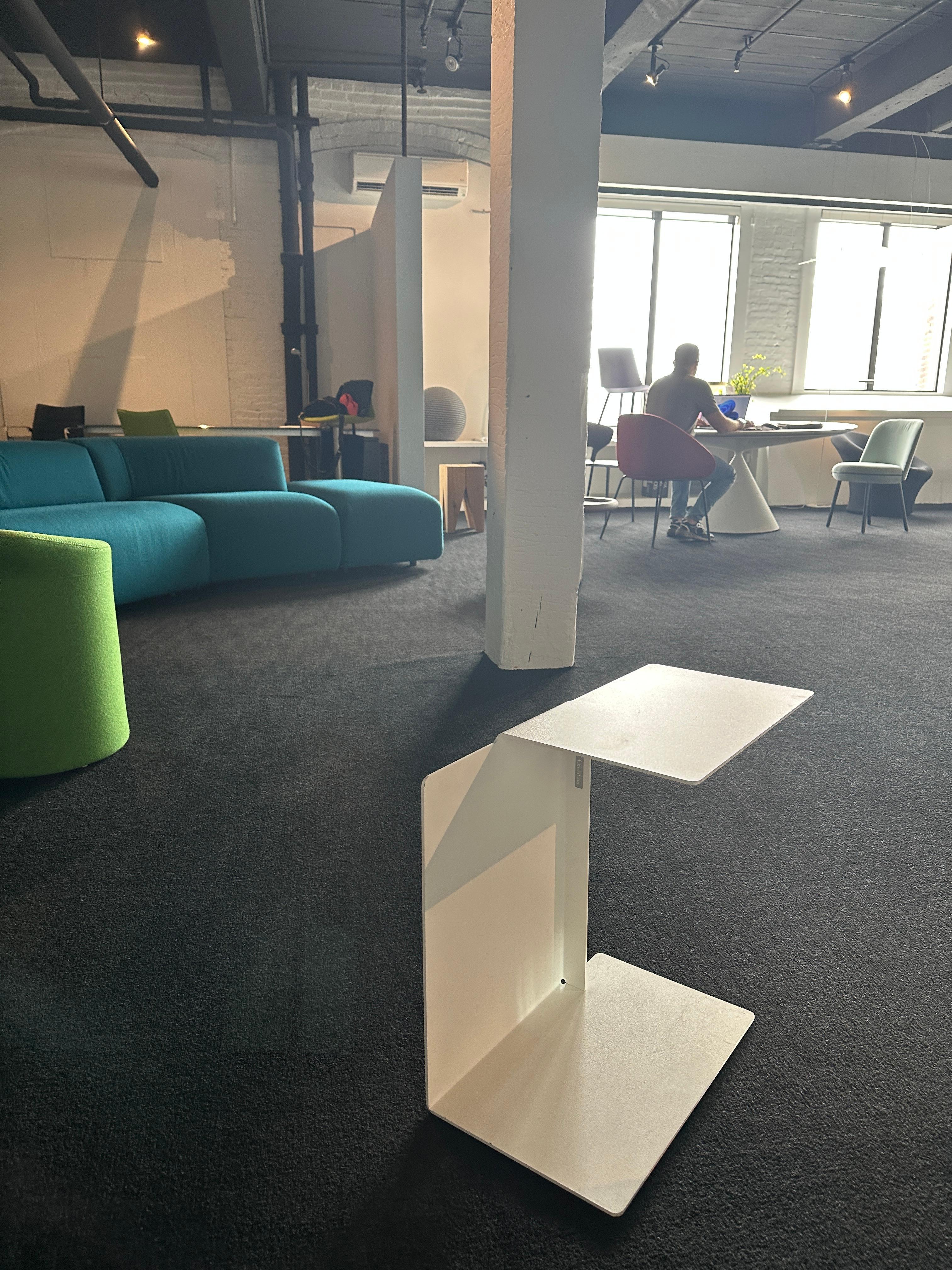 Table d'appoint ? Support pour ordinateur portable ? Bibliothèque de référence ? La série de tables en tôle de Konstantin Grcic est ouverte à un large éventail d'interprétations et d'utilisations et, surtout, à l'imagination. Tout comme les mots