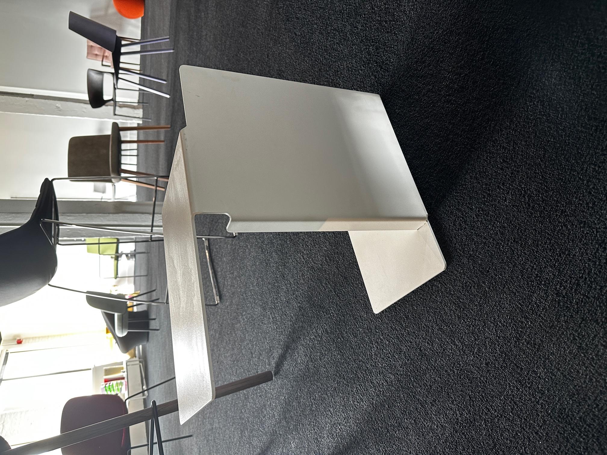 Table d'appoint Classicon Diana B de Konstantin Grcic en STOCK 1