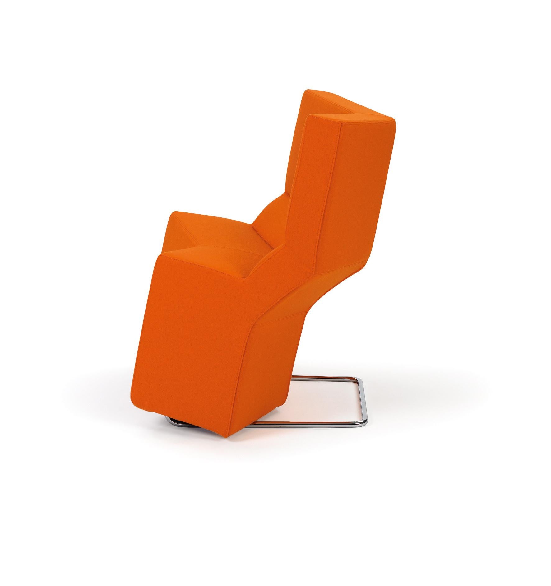 Quando un minimalista estremamente individuale come Konstantin Grcic progetta il suo primo mobile imbottito, il risultato non può che essere straordinario. Con la sua sedia Chaos, ha superato i limiti di molte convenzioni e tuttavia, o forse proprio