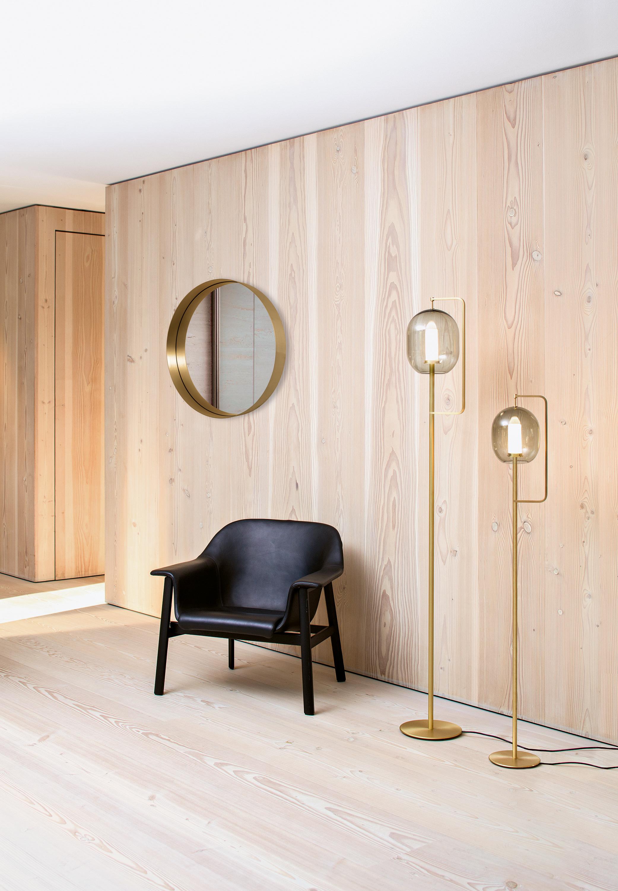 The round Cypris mirror with its generous diameter complements the Cypris series, which resulted from a cooperation between ClassiCon and Austrian architect Nina Mair. The depth of the solid brass frame is visually doubled in the mirror and takes on