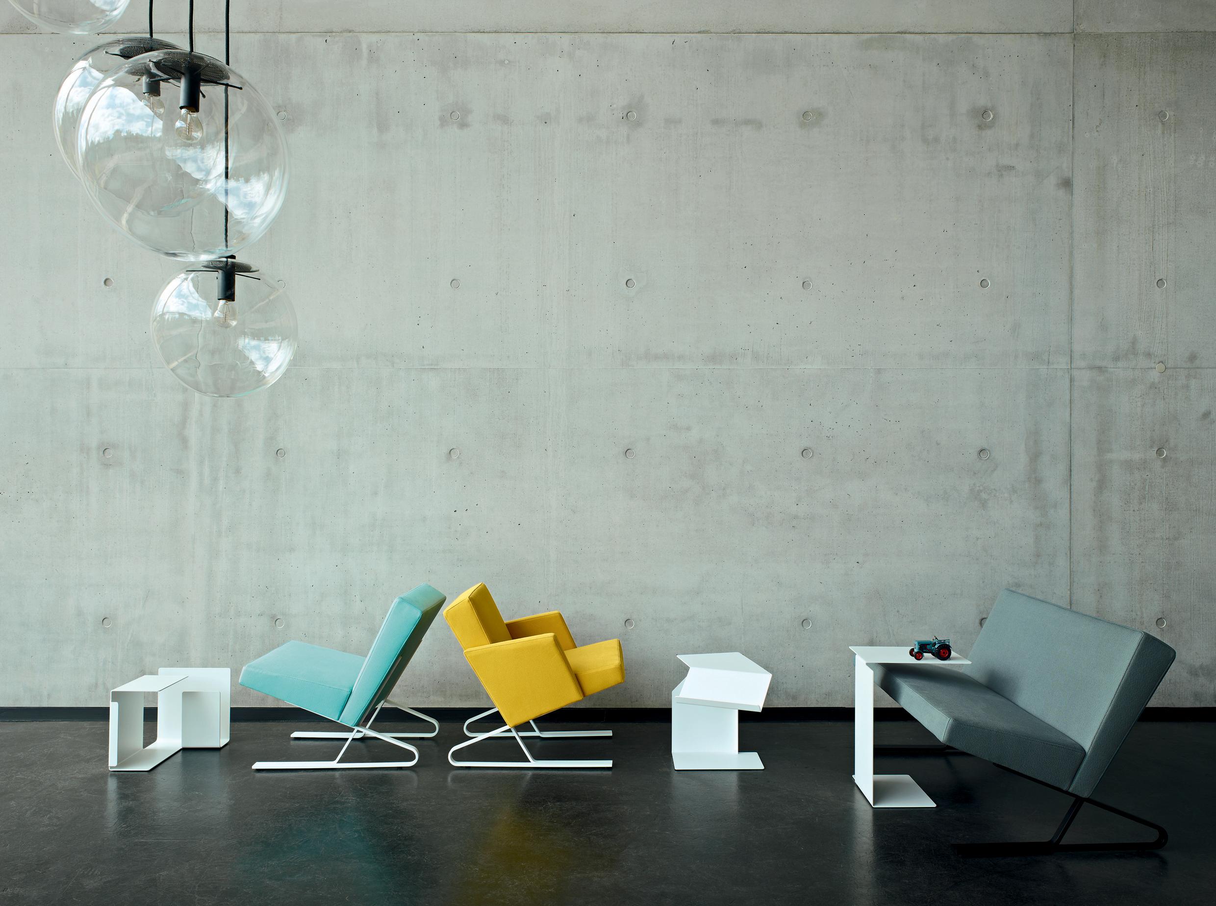Moderne Table d'appoint ClassiCon Diana B en gris et bleu par Konstantin Grcic en vente