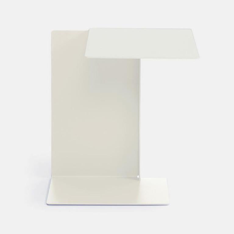 Une table d'appoint ? Le lutrin ? Support pour ordinateur portable ? Une bibliothèque de référence ? La nouvelle série de tables en tôle de Konstantin Grcic est ouverte à un large éventail d'interprétations et d'utilisations et, surtout, à