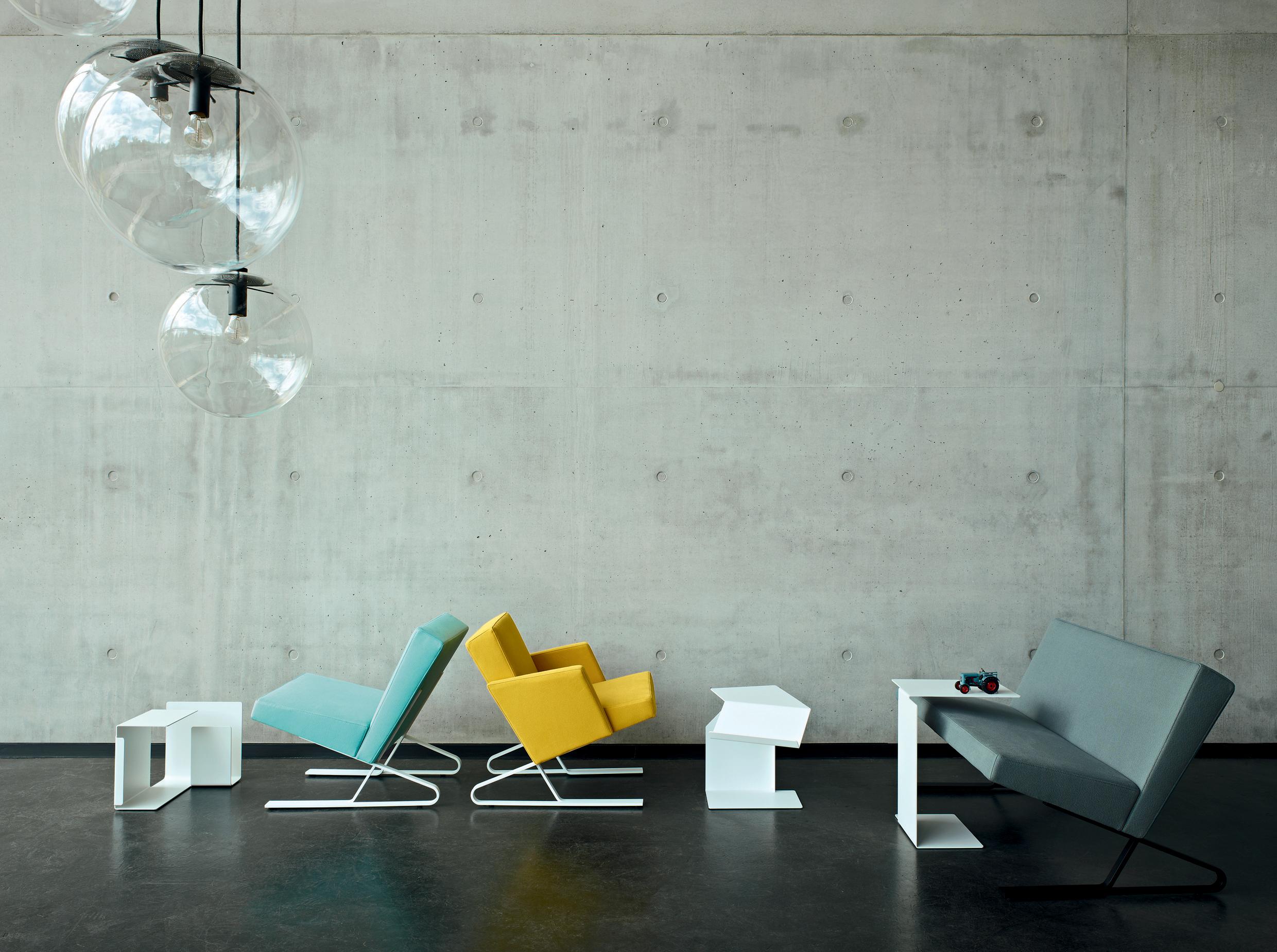 Allemand Table d'appoint ClassiCon Diana F personnalisable en métal par Konstantin Grcic en vente