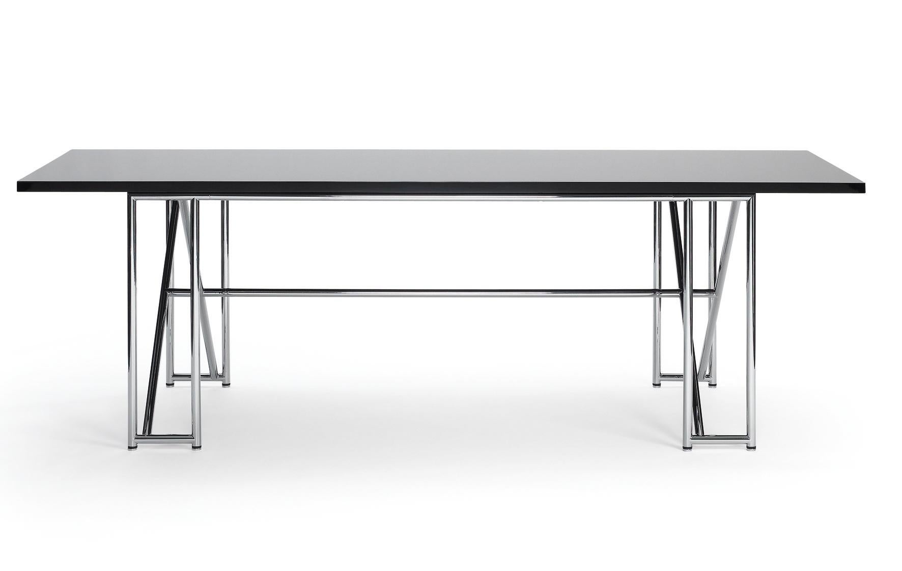 La table double X est le résultat de la rencontre d'un Design/One en tubes d'acier d'avant-garde et d'une table de réfectoire classique. Une table large mais élégante, dont les supports en forme de X assurent une rigidité optimale. Comme tant