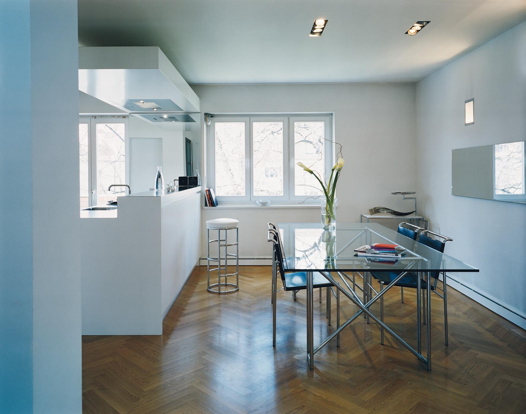 When an avant-garde steel tube design meets the classical refectory table, the result is the double X. A large, yet elegant table, its X-shaped supports make for optimum rigidity. Like so many of Eileen Gray‘s designs, the double X is a master of