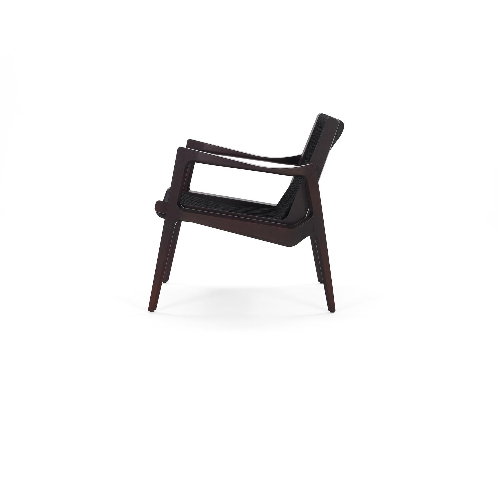 Avec la chaise longue Euvira, Jader Almeida perpétue la tradition des grands maîtres brésiliens du design des années 1960 et 1970 avec une facilité déconcertante ; en même temps, il trouve sa propre expression individuelle et contemporaine d'une