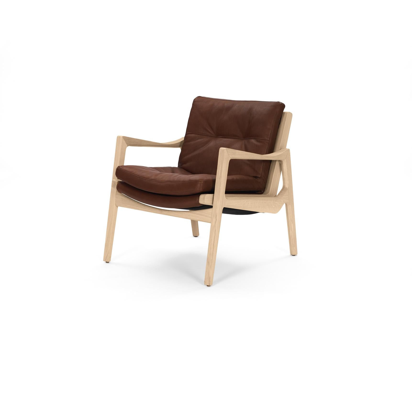 Avec la chaise longue Euvira, Jader Almeida poursuit la tradition des grands maîtres brésiliens du design des années 1960 et 1970 avec une aisance supérieure ; en même temps, il trouve sa propre expression individuelle et contemporaine d'une chaise