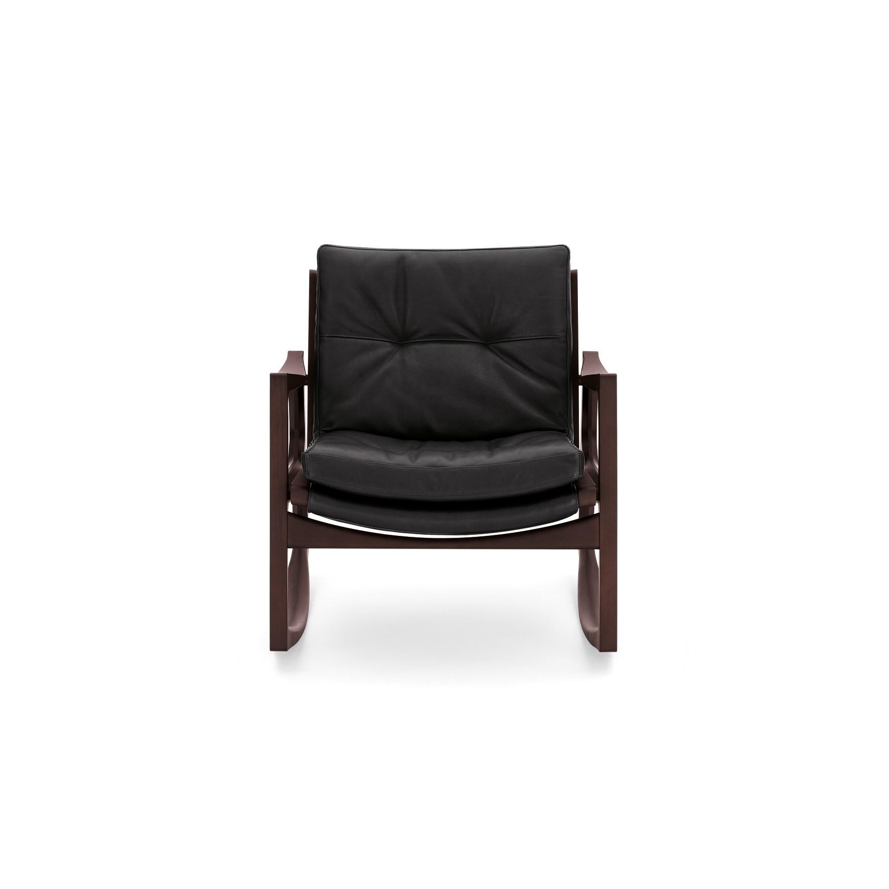 La chaise à bascule Euvira de Jader Almeida est un mélange magistral d'hier et d'aujourd'hui, de légèreté et de solidité. Avec ses lignes fluides orchestrées avec précision, qui s'épaississent et s'effilent pour former un rythme agréable, la chaise