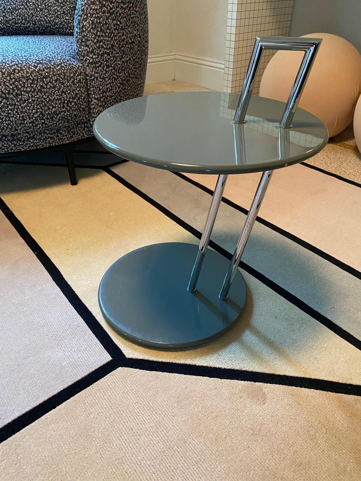 Base chrome-plated tubular steel. Round tabletop
The Latin for furniture, res mobiles, is based on the word mobile. Eileen gray took this very literally. She loved light, functional furniture that could be moved around easily. One can lift this