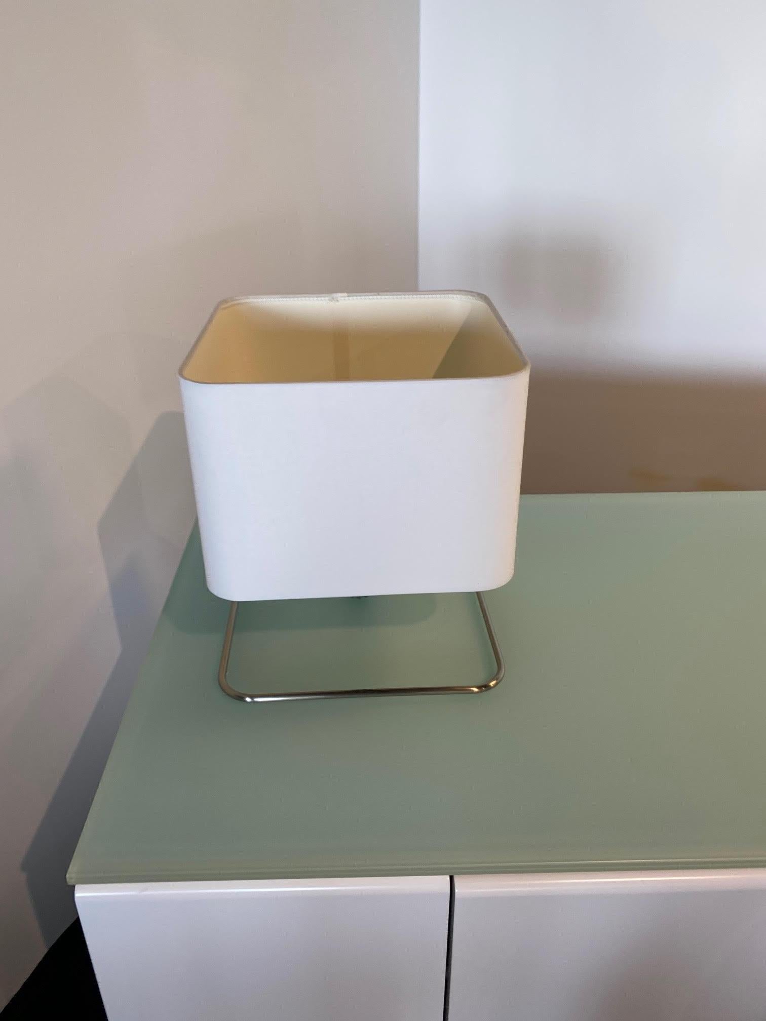 Die klassische Lampenfamilie Lampetia wurde 2005 für ClassiCon entwickelt. Das besondere Merkmal dieser Tischleuchte ist ihr gewundener Sockel:: der das Kabel elegant und unauffällig zur Lichtquelle führt. Der Diffusor folgt der Form des Sockels und