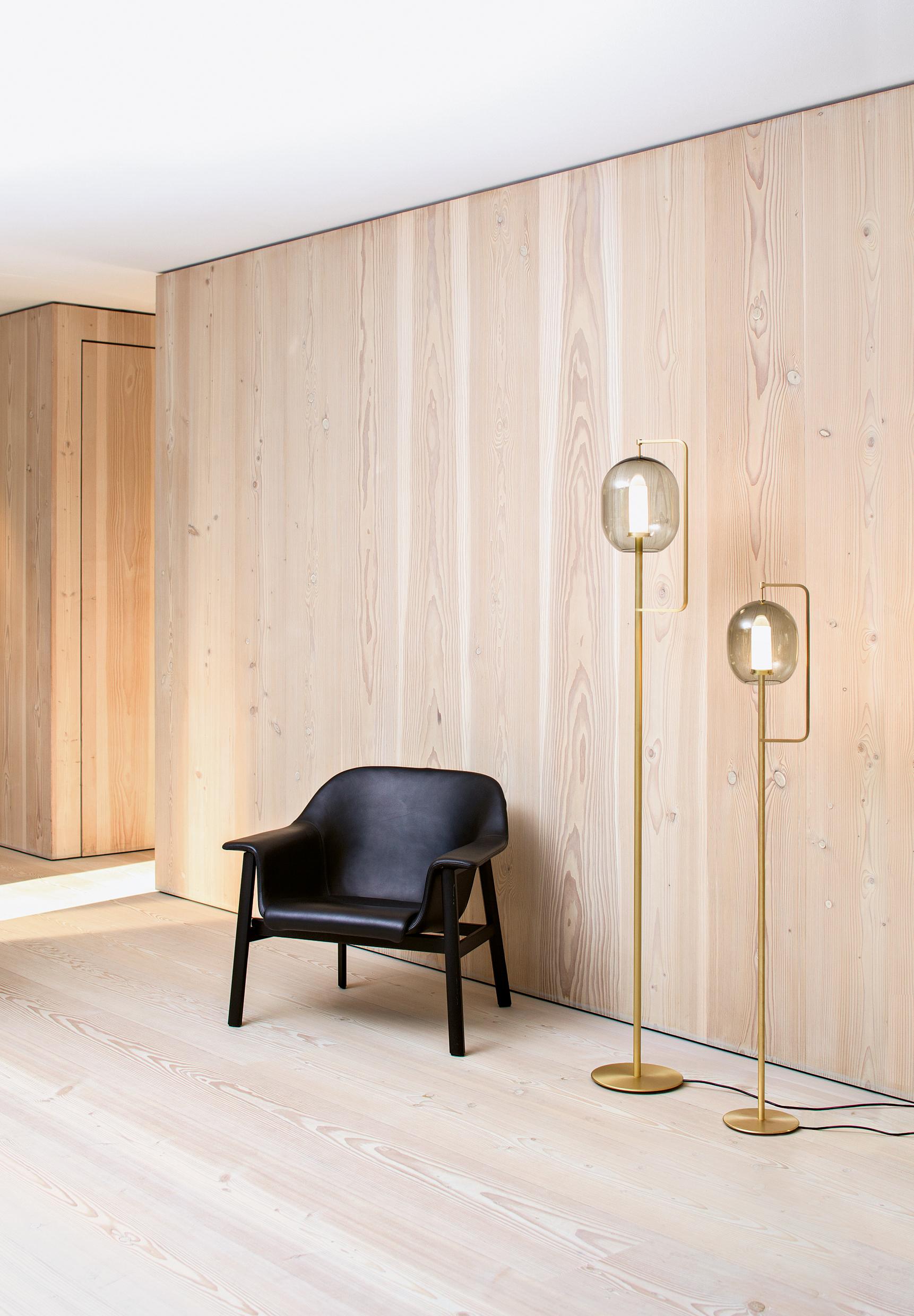 XXI secolo e contemporaneo Lampada da terra ClassiCon Lantern Light Medium in ottone di Neri & Hu in vendita