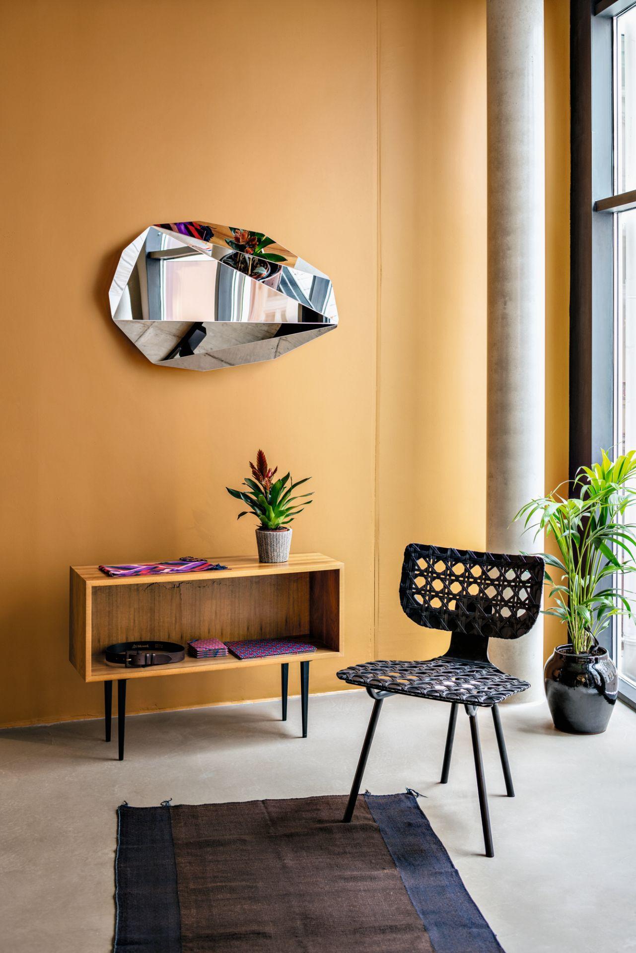 With her Piega mirror, French designer Victoria Wilmotte brings an object of unusual crystalline elegance and astonishing geometry to living environments. The mirror-polished stainless steel makes the surface of the object look like transparent