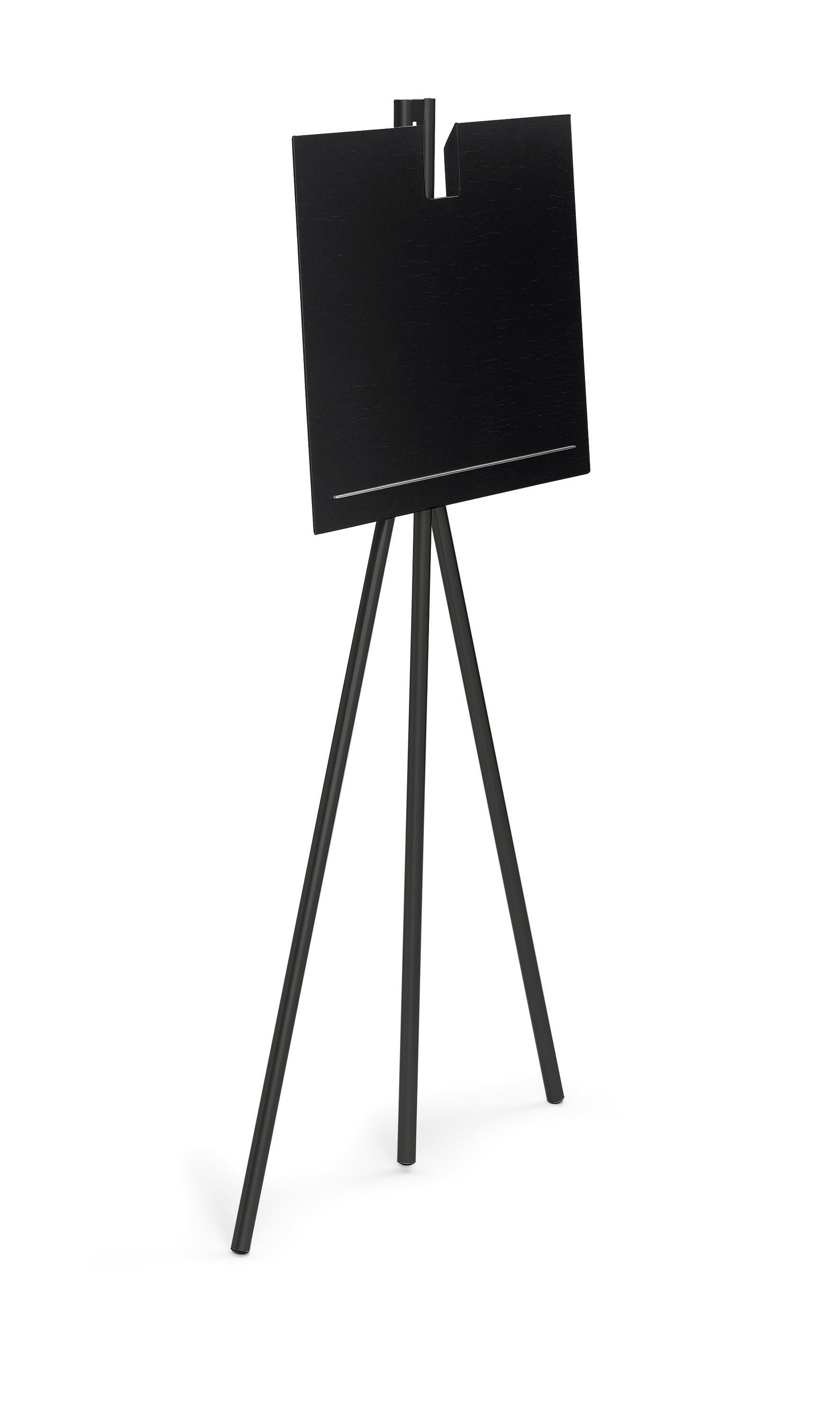 L'Objects for Objects è un oggetto essenziale in una casa o in un ufficio dove vivono e lavorano persone con inclinazioni artistiche. Infatti questo mobile multifunzionale e senza precedenti si trasforma in un attimo in una scrivania in piedi, in un