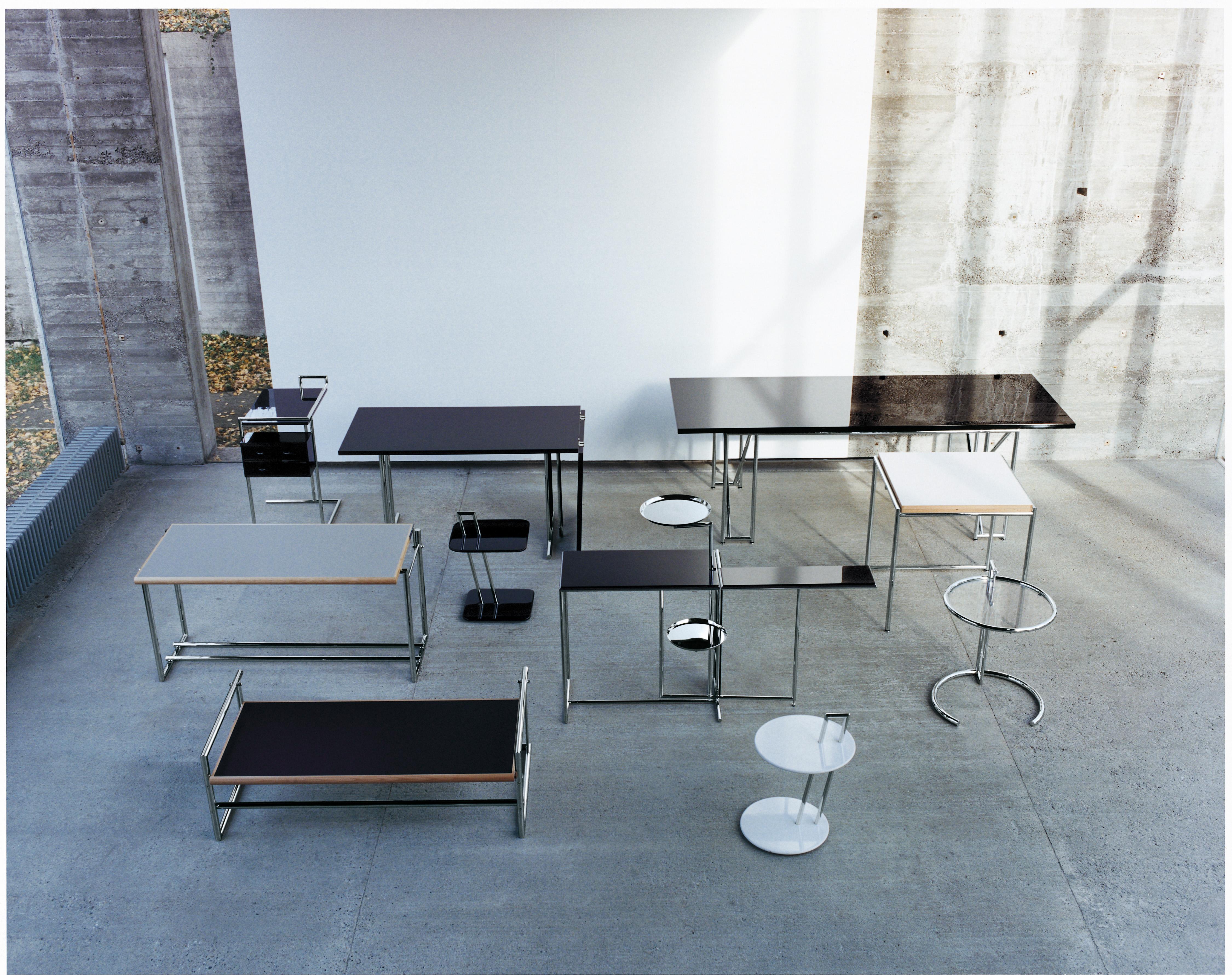 The Latin for furniture, res mobiles, is based on the word mobile. Eileen Gray took this very literally. She loved light, functional furniture that could be moved around easily. One can lift this table 