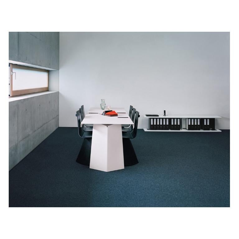 L'arredamento è un gioco creativo di possibilità. La scaffalatura Paris, realizzata dal team di designer londinesi Edward Barber e Jay Osgerby, offre molto spazio per assecondare la voglia di giocare. Poiché i ripiani sono collegati da elementi a