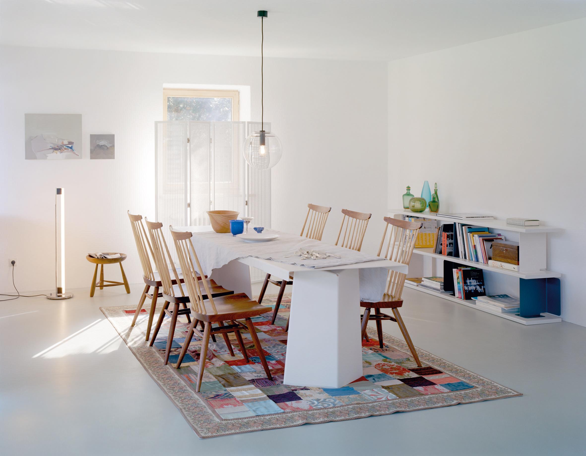 L'arredamento è un gioco creativo di possibilità. La scaffalatura Paris, realizzata dal team di designer londinesi Edward Barber e Jay Osgerby, offre molto spazio per assecondare la voglia di giocare. Poiché i ripiani sono collegati da elementi a
