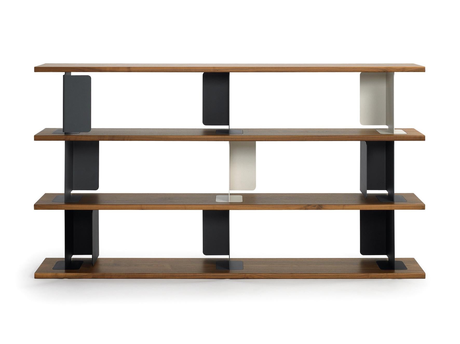 Furnishing is a creative game of possibilities. The shelving unit Paris by the London design team of Edward Barber and Jay Osgerby offers plenty of scope to indulge the urge to play. As the shelves are connected by clip elements which are neither