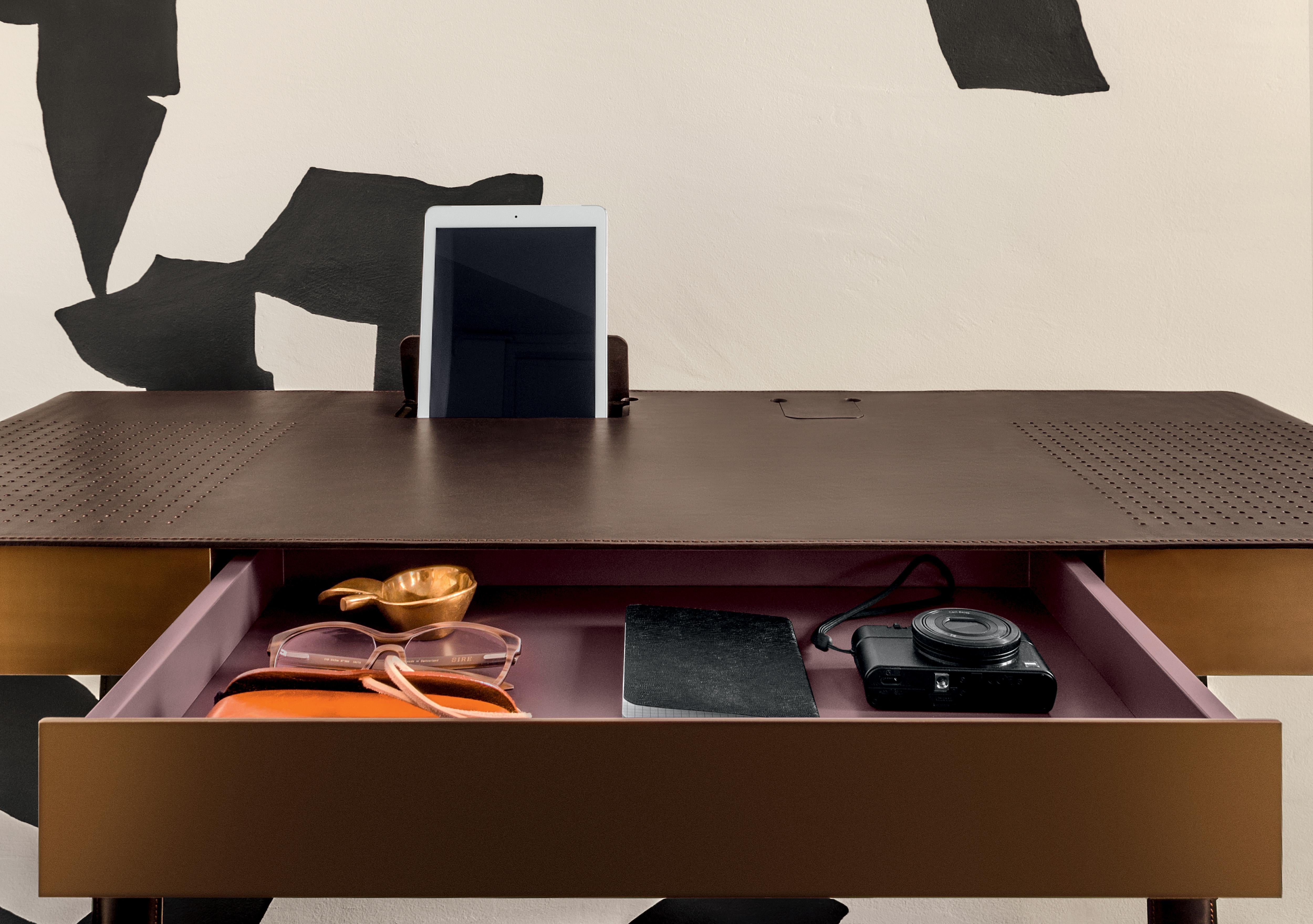 ClassiCon Pegasus-Schreibtisch aus massivem Nussbaumholz von IF Group & Tilla Goldberg mit Front/Rückenverkleidung im Angebot 1