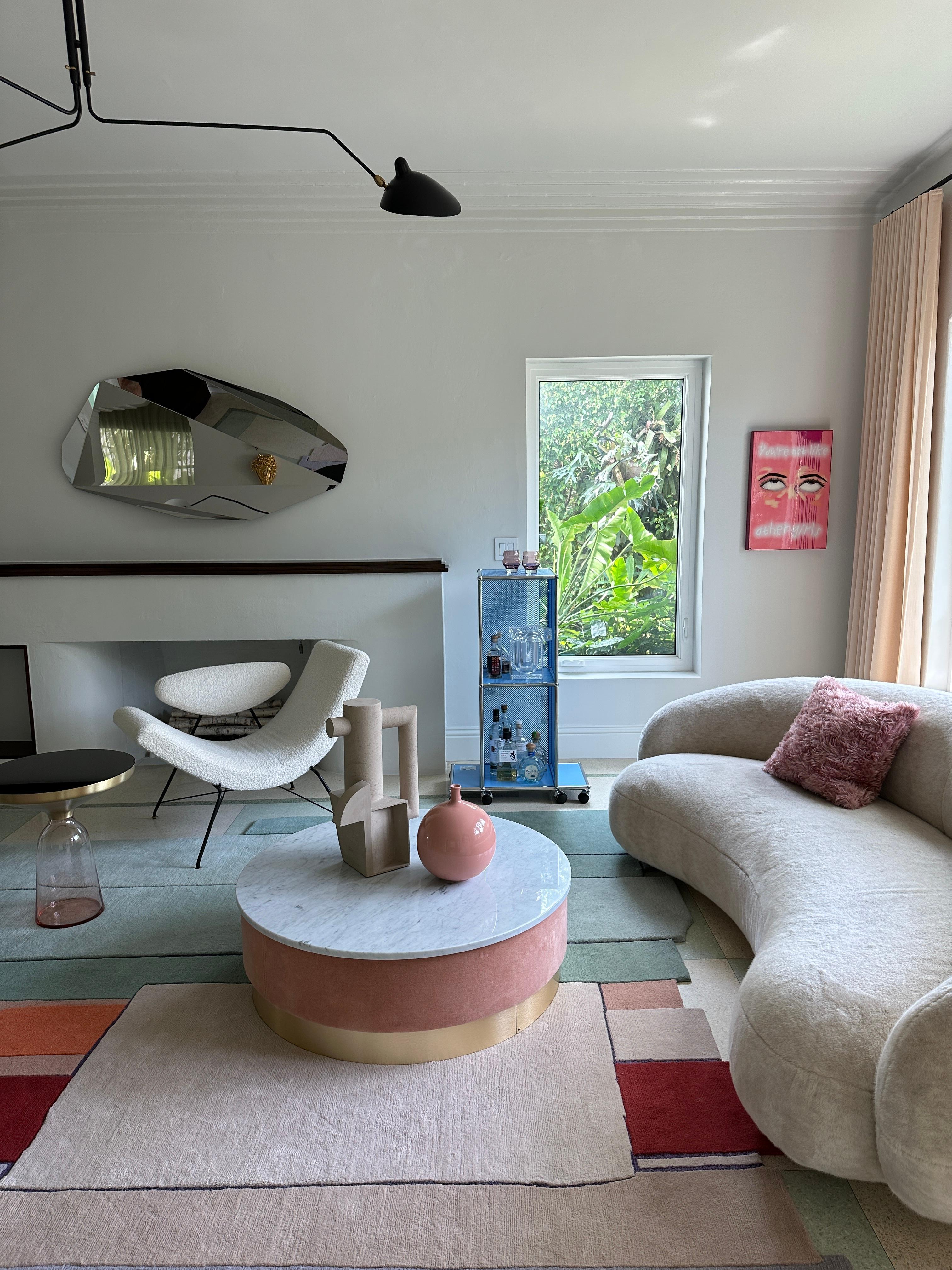 Piega Mirror Object Medium
Victoria Wilmotte, 2018
Avec son miroir Piega, la designer française Victoria Wilmotte apporte aux environnements de vie un objet d'une élégance cristalline inhabituelle et d'une géométrie étonnante. L'acier inoxydable