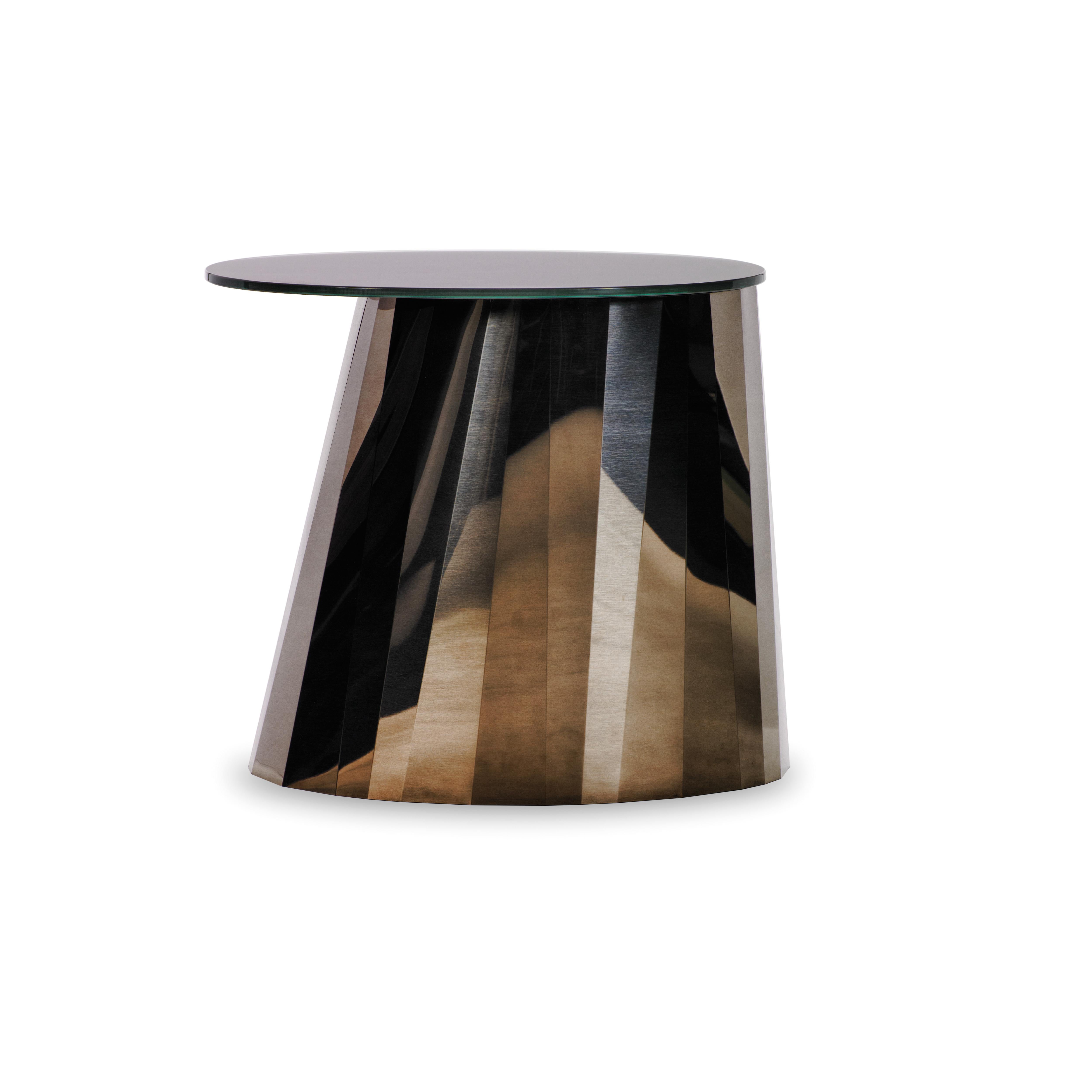 Avec la série de tables d'appoint Pli, la designer française Victoria Wilmotte apporte aux espaces de vie des objets d'une élégance cristalline inhabituelle et d'une géométrie étonnante. Les courbes et les plis qui ont donné son nom à Pli font