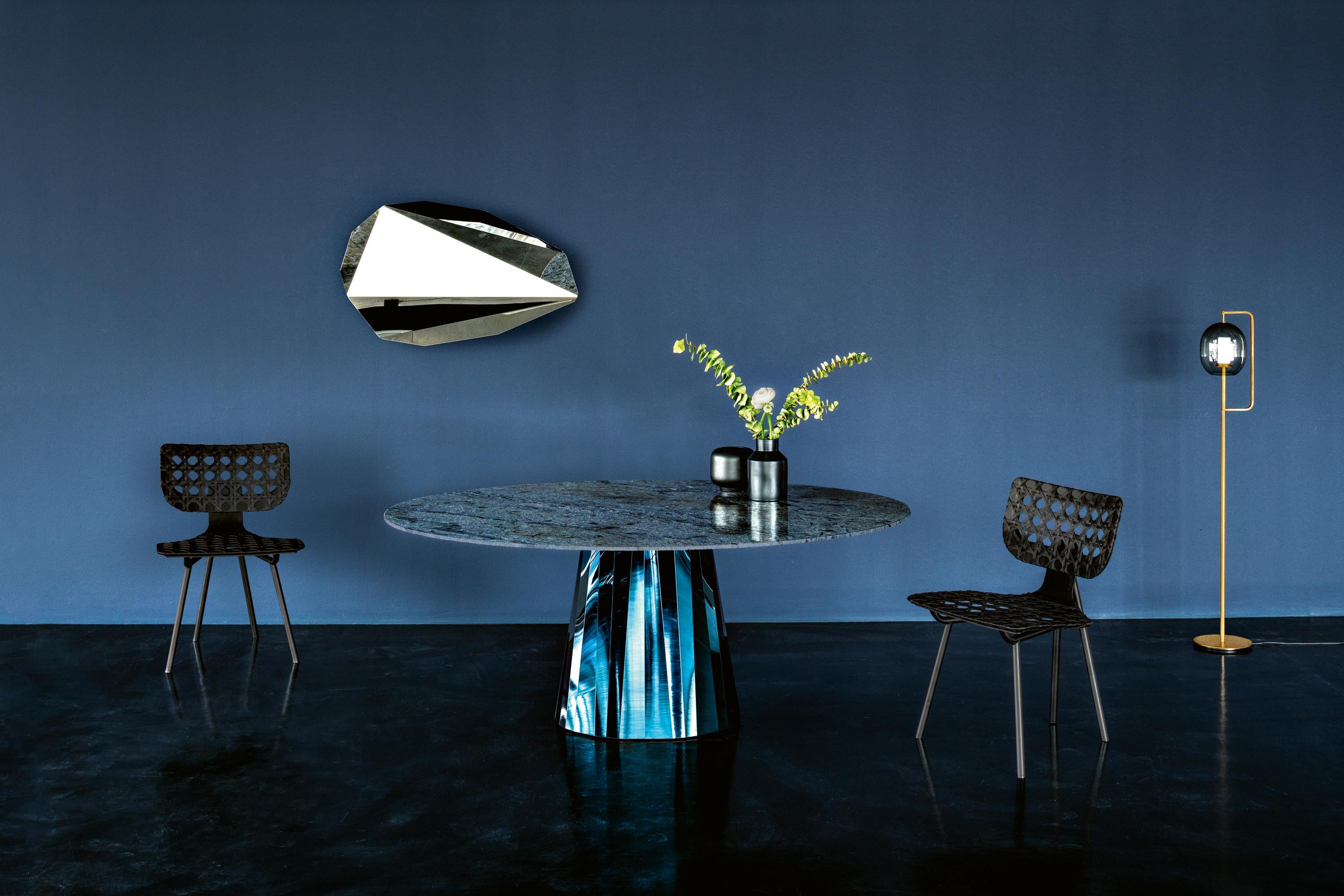 Mit der Tischserie Pli bringt die französische Designerin Victoria Wilmotte Objekte von ungewöhnlicher kristalliner Eleganz und verblüffender Geometrie in Wohnräume, Esszimmer oder Eingangsbereiche. Die Biegungen und Falten, die Pli seinen Namen