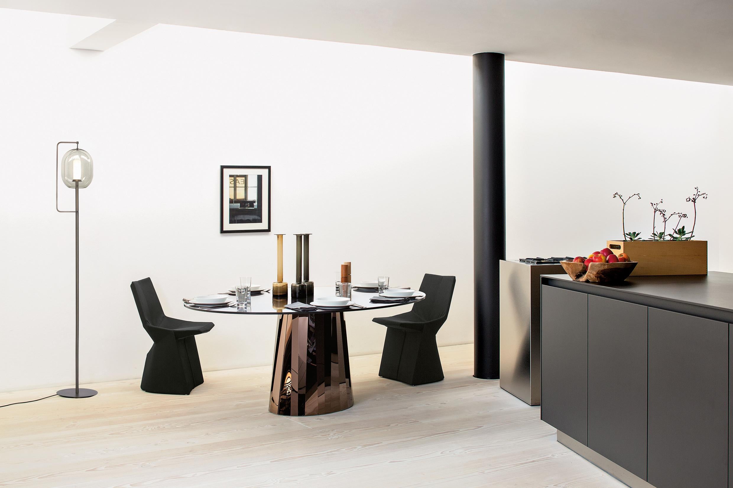 With the Pli table series French designer Victoria Wilmotte brings objects of unusual crystalline elegance and astonishing geometry to living environments, dining rooms or entrance areas. The bends and folds that gave Pli its name almost make the