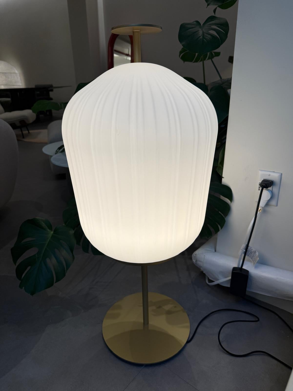 verre blanc opale
Cuivres américains

Avec son design Bell Table, qui a donné le coup d'envoi de sa coopération avec ClassiCon en 2012 et a constitué le premier pas du designer vers une reconnaissance internationale, Sebastian Herkner a bouleversé