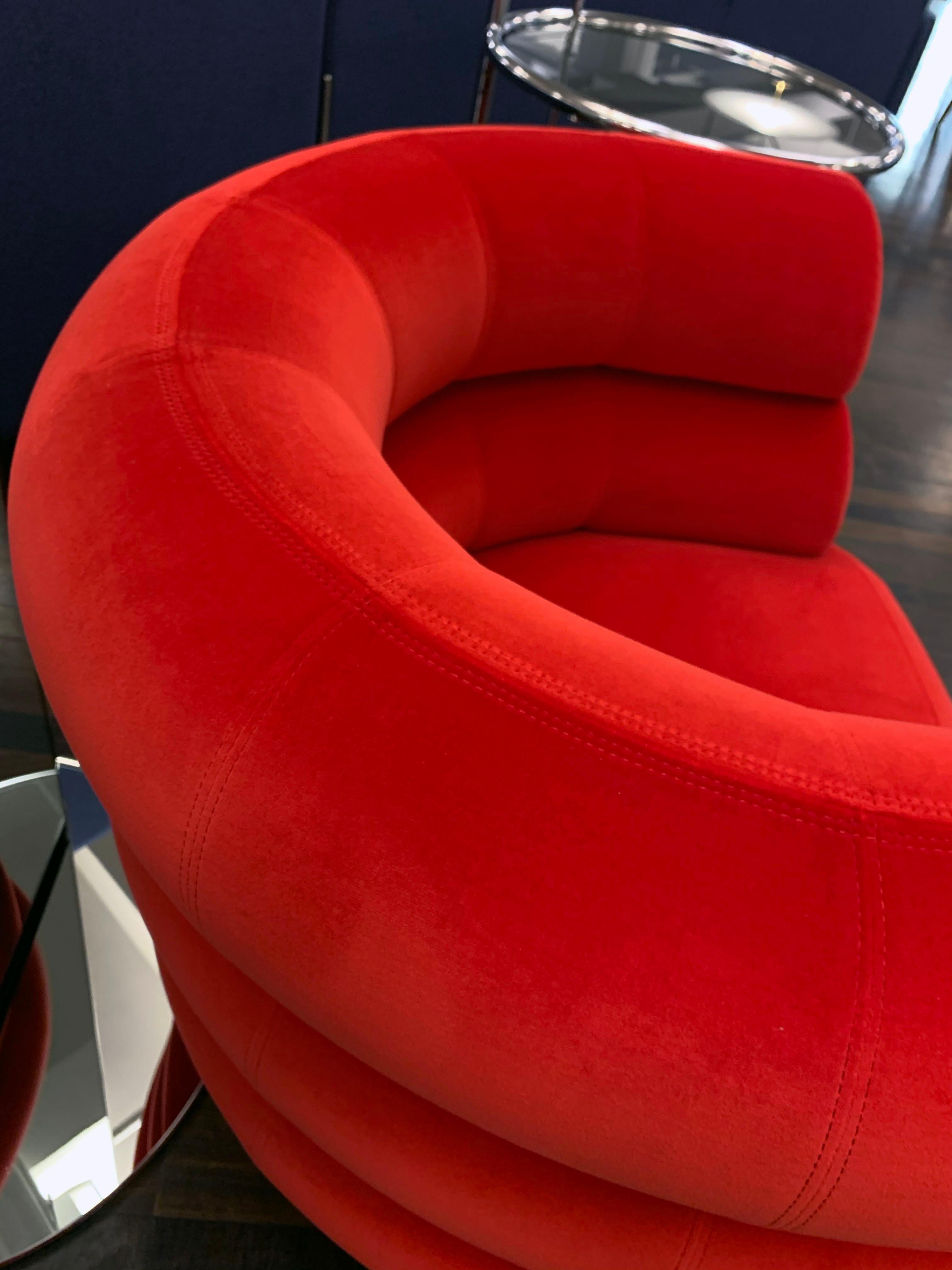 Klassischer Bibendum-Loungesessel aus rotem Samt von Eileen Gray in STOCK (Moderne) im Angebot