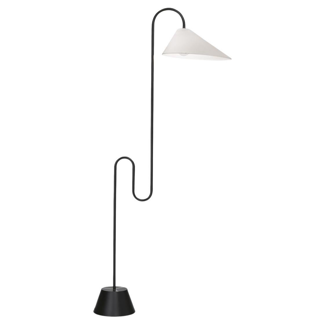 The curved line of the Roattino floor lamp looks as though a snake charmer had made the cable rise and the lamp head bend. An S-shaped bent steel tube guides the cable and rests on a round base. Individual, non-conforming and with a tad of humour,