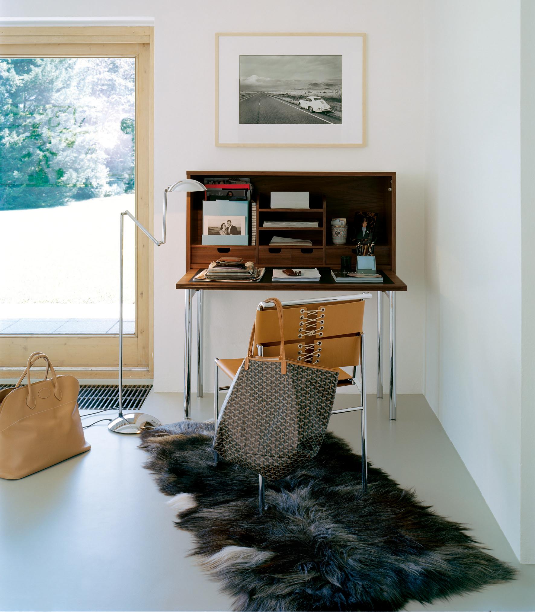 ClassiCon Roquebrune-Stuhl in Grau mit schwarzen Beinen von Eileen Gray (Moderne) im Angebot