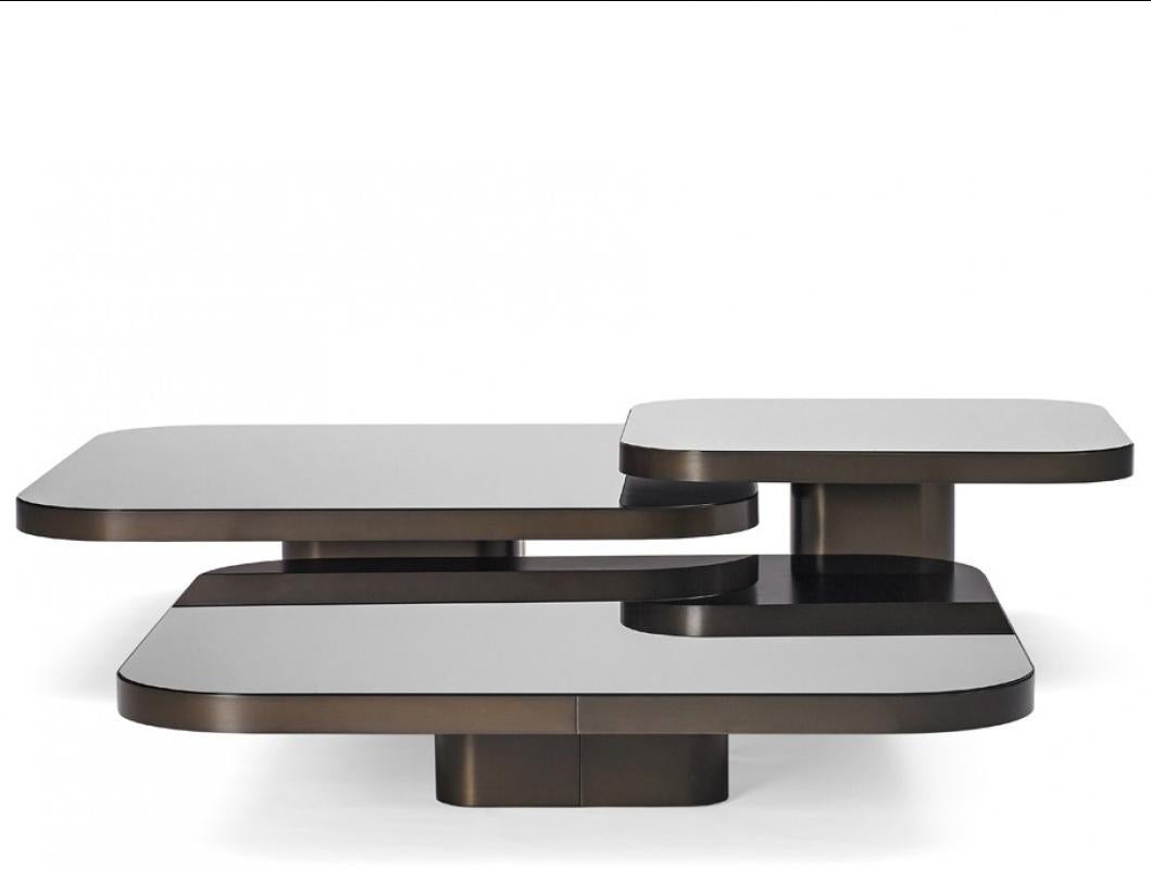 Inspiré par les lignes et les designs des années 1970, le Brésilien Guilherme Torres présente une table d'appoint ou une table basse à l'élégance décontractée. La surface de la carrosserie recouverte de métal cite également les designs futuristes de