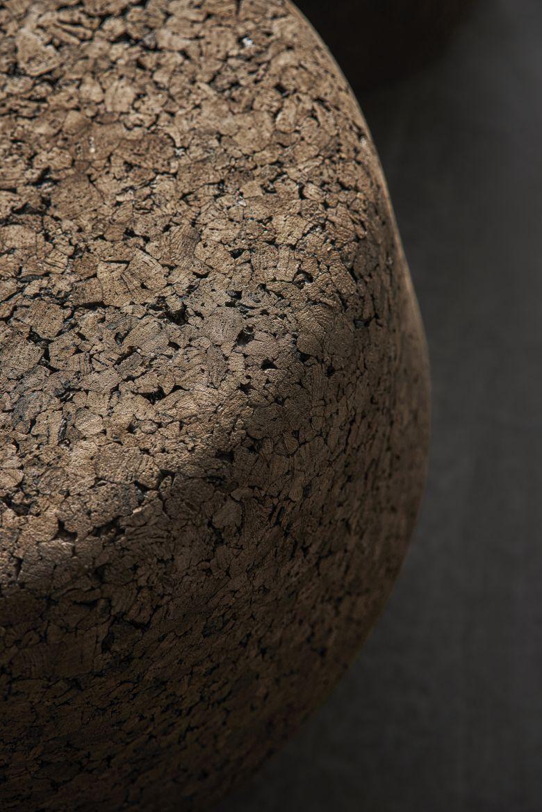 Stool or side table. Dark cork with impregnation, milled from one block.
Sustainably produced and flexible in use – a design object that works in any living environment.
Warm, grounding, stable and flexible in the ways it can be used: Corker is one
