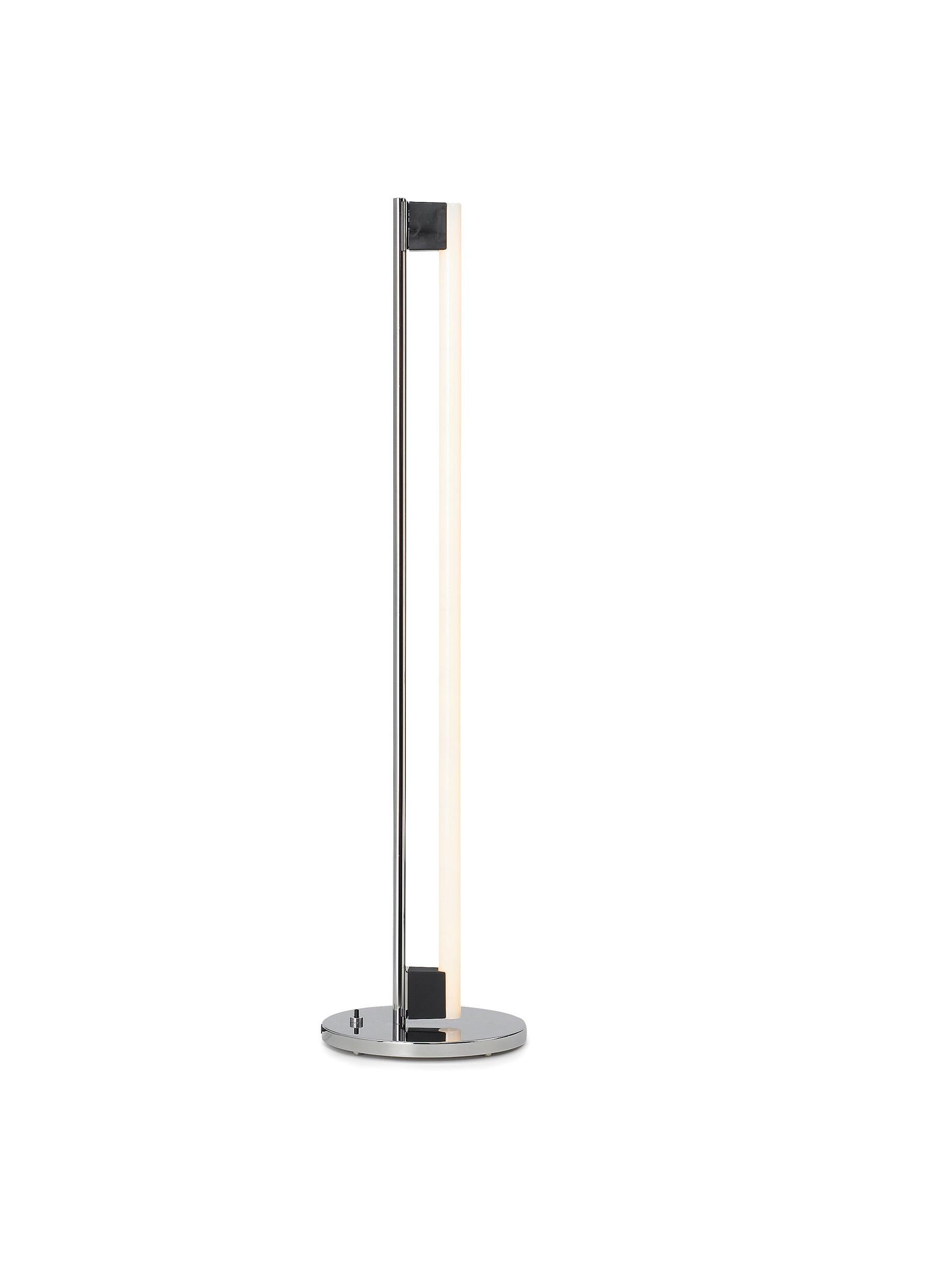 Stehleuchte von Eileen Gray. Verchromtes Stahlrohr mit schwarzer Kunststofffassung für die Montage der Lichtquelle. Bodenplatte aus verchromtem Metall mit Druckknopfschalter. Filzgleiter. Inklusive Leuchtmittel.

Leuchtröhre:
LED-Langfeldleuchte