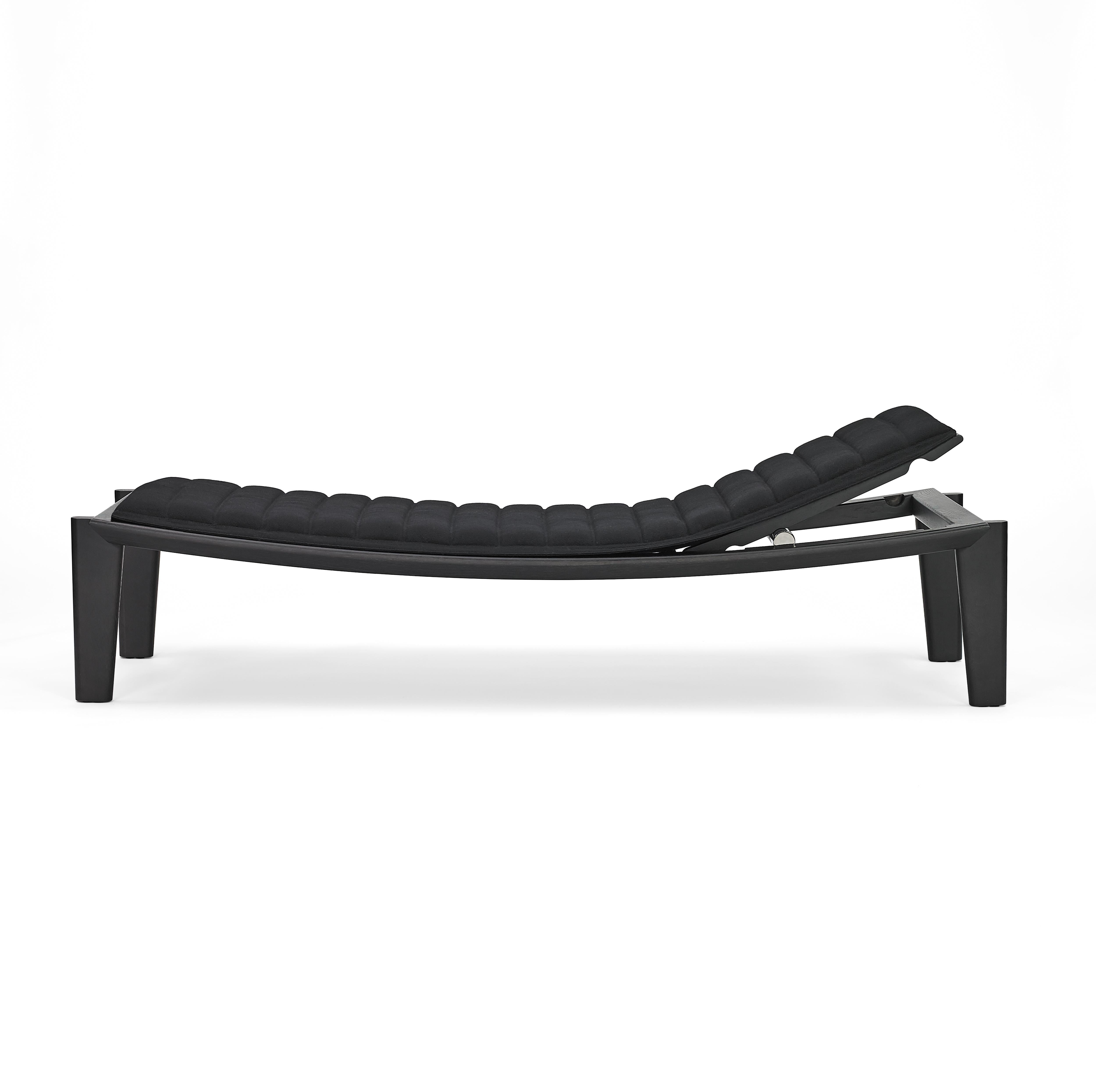 Ulisse is a daybed that becomes a symbol for relaxing and comfort, and with its large, free-stretched reclining surface, almost looks like a pictogram of a daybed. In its simple, symbolic elegance, the daybed arouses associations with archaic