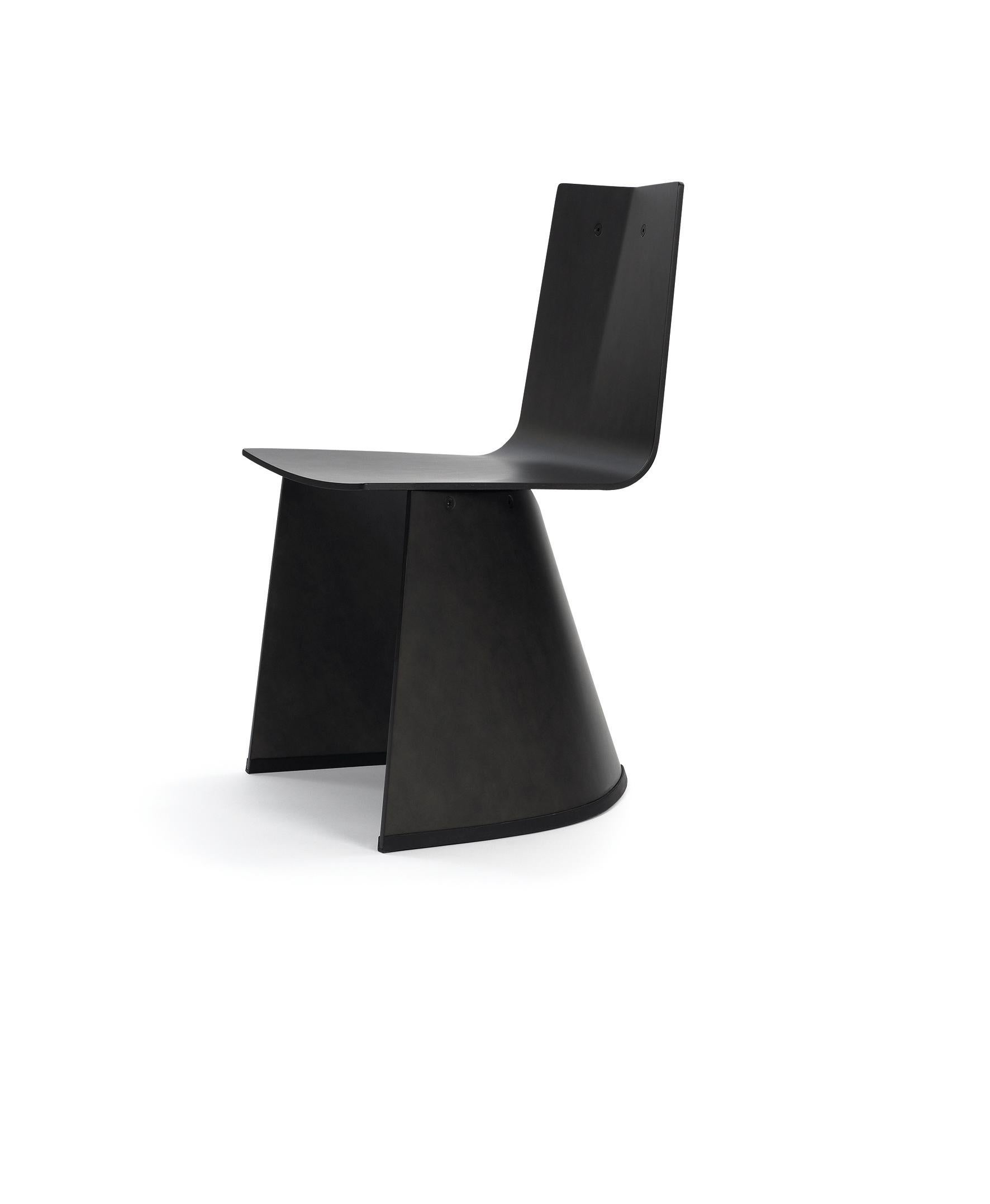 Für Konstantin Grcic war der Gedanke, die 1001. zahme Stuhlversion mit vier Beinen zu entwerfen, einfach zu langweilig. Stattdessen schuf er aus der intelligenten Kombination von zwei Holzschalen einen neuartigen Stuhl mit hoher skulpturaler