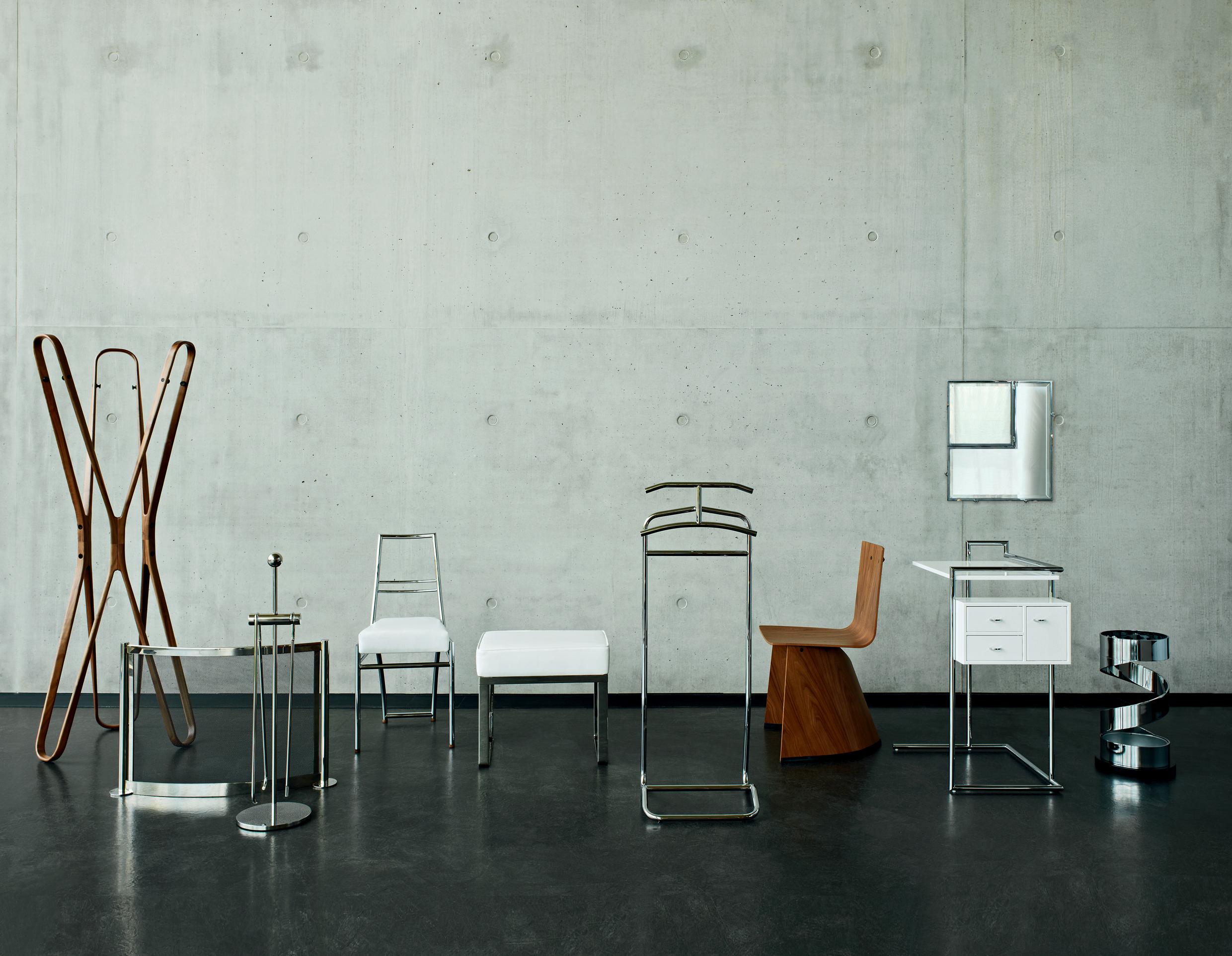 Für Konstantin Grcic war der Gedanke, die 1001. zahme Stuhlversion mit vier Beinen zu entwerfen, einfach zu langweilig. Stattdessen schuf er aus der intelligenten Kombination von zwei Holzschalen einen neuartigen Stuhl mit hoher skulpturaler