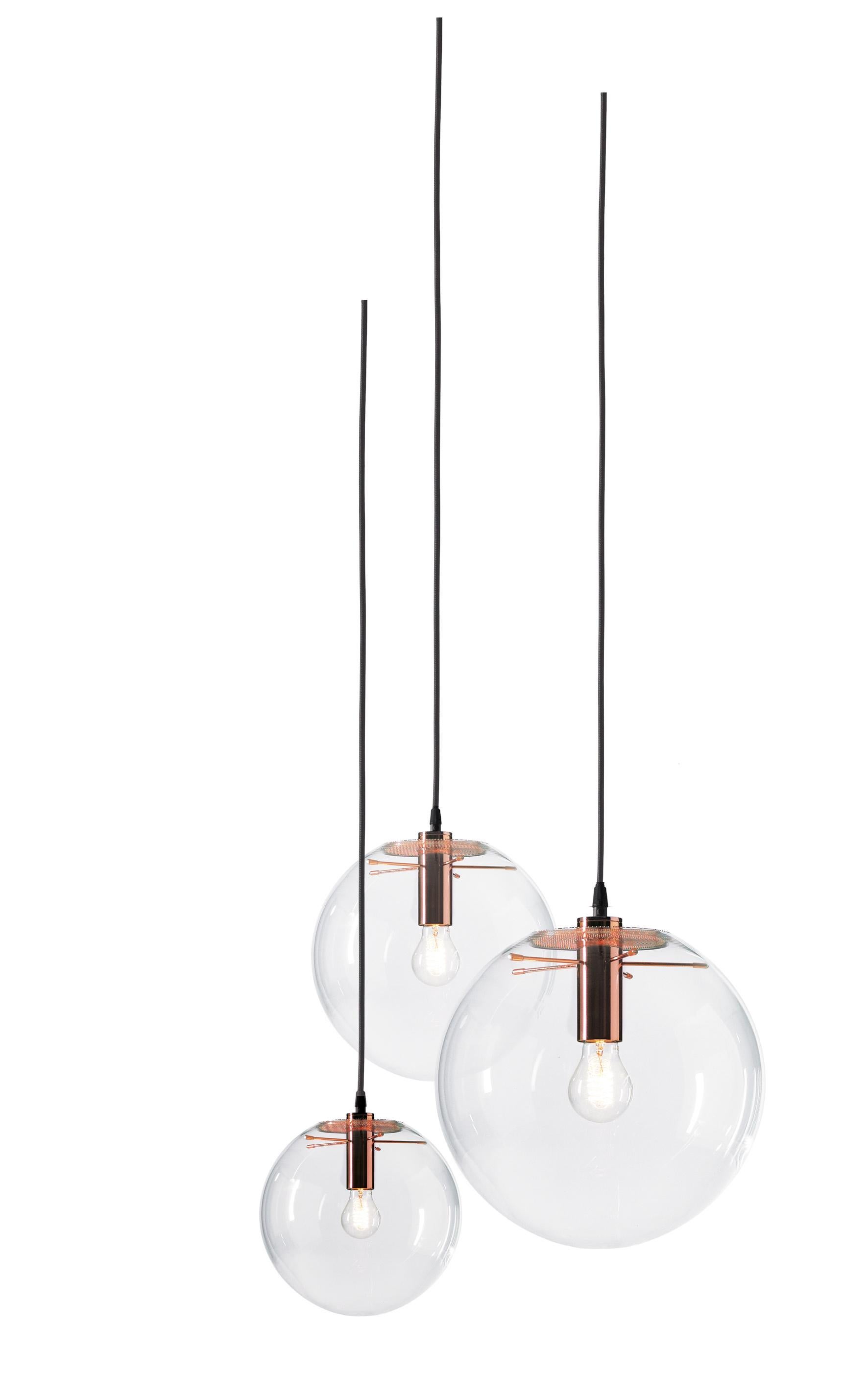 Sfera in vetro trasparente soffiato a mano. Sospeso centralmente da una testa luminosa a cinque braccia. Coperchio di protezione dagli insetti e testa della luce in metallo, placcato in rame. Filo rivestito in tessuto nero.

Versione UL 110