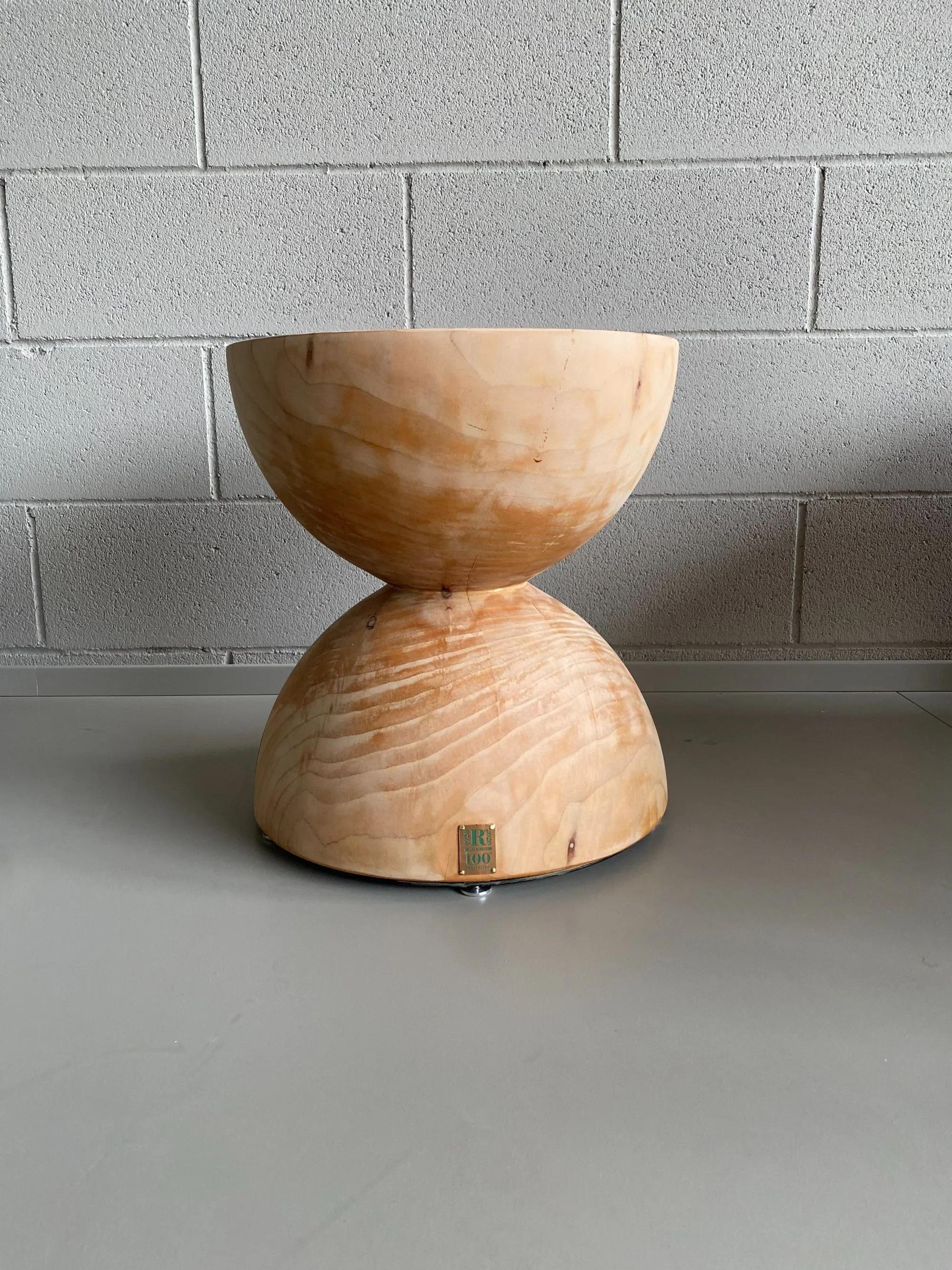 Le tabouret Classidra de Riva 1920 est une pièce emblématique conçue par Mario Botta Italie. Ce tabouret est fabriqué à partir d'un seul bloc de bois de cèdre aromatique, caractérisé par sa forme unique de sablier formé par deux demi-cercles