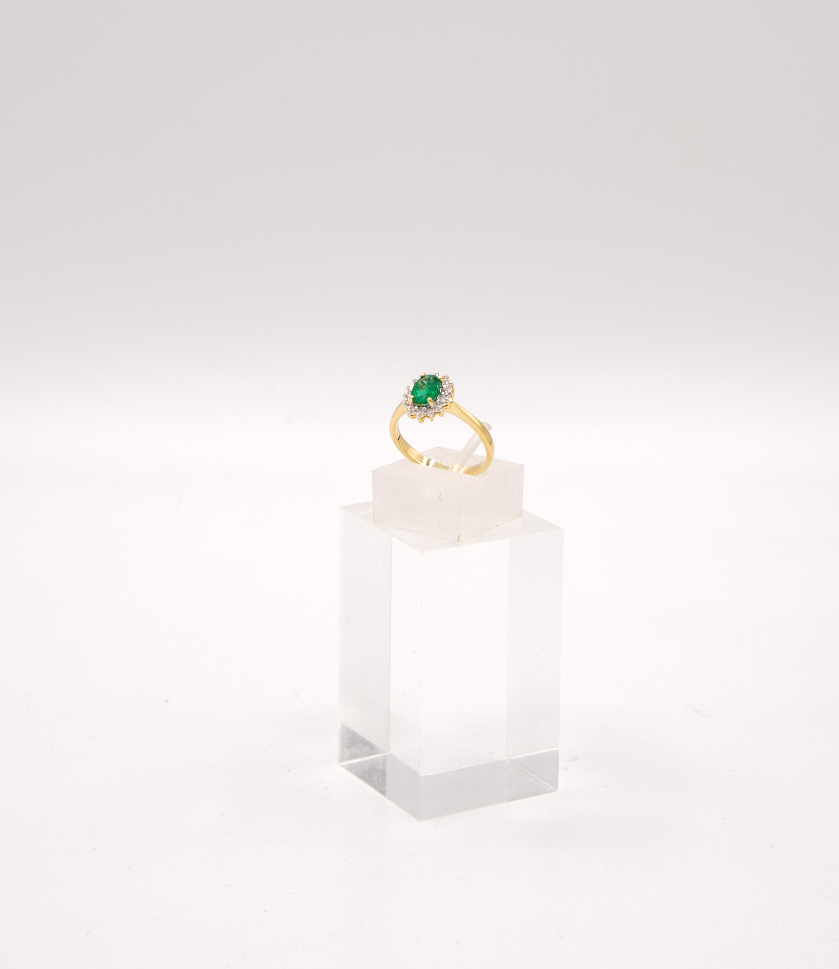 18 k Gelbgold
0,74 ct kolumbianischer Smaragd
0,19 ct Diamant
3,59 Gramm
Größe 55

dieser Ring ist ein klassischer Ring mit einem Traum von einem kolumbianischen Smaragd umgeben von Diamanten, Sie werden ihn Ihr ganzes Leben tragen
