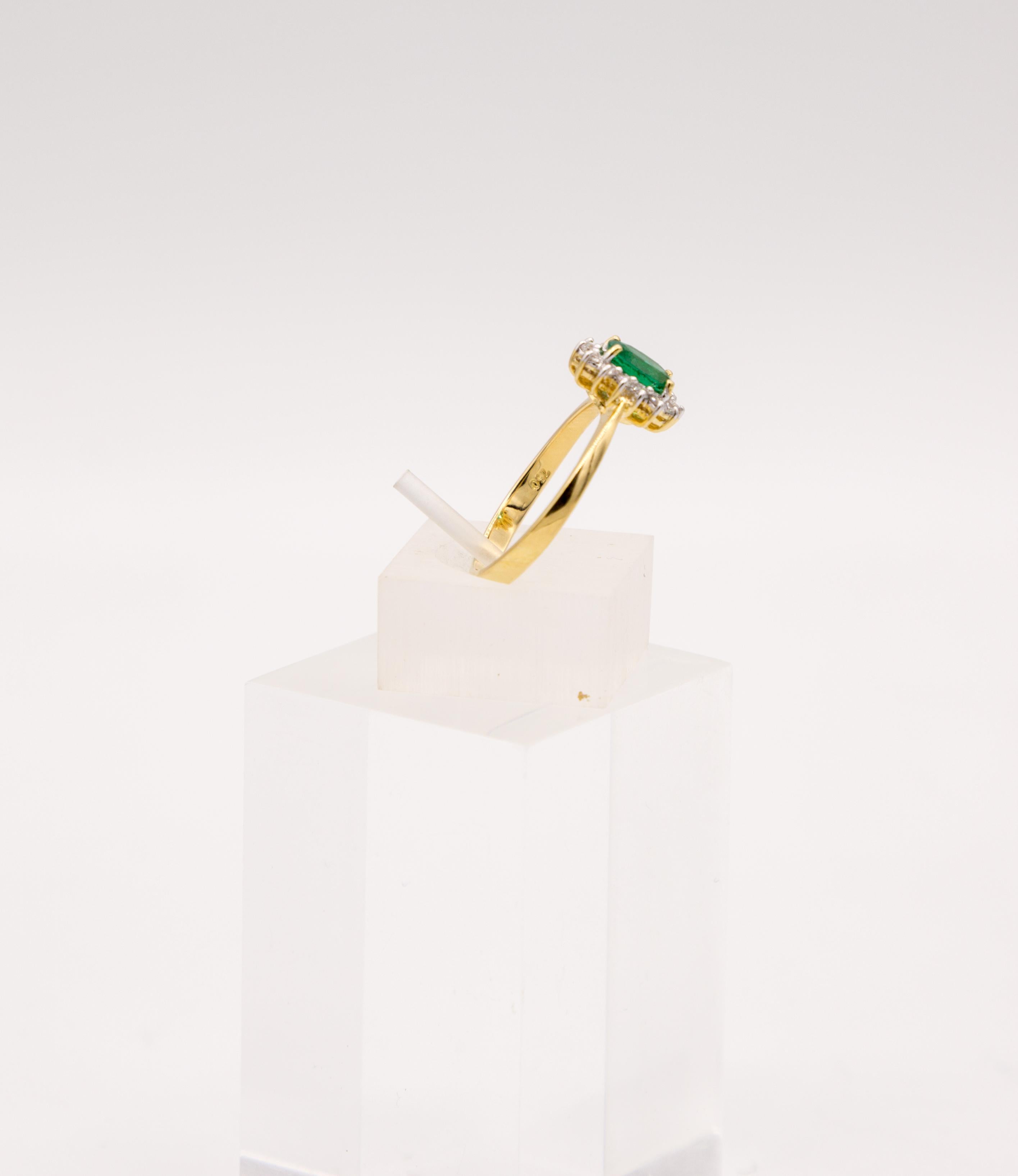 Klassischer Smaragd-Diamantring im Angebot 3