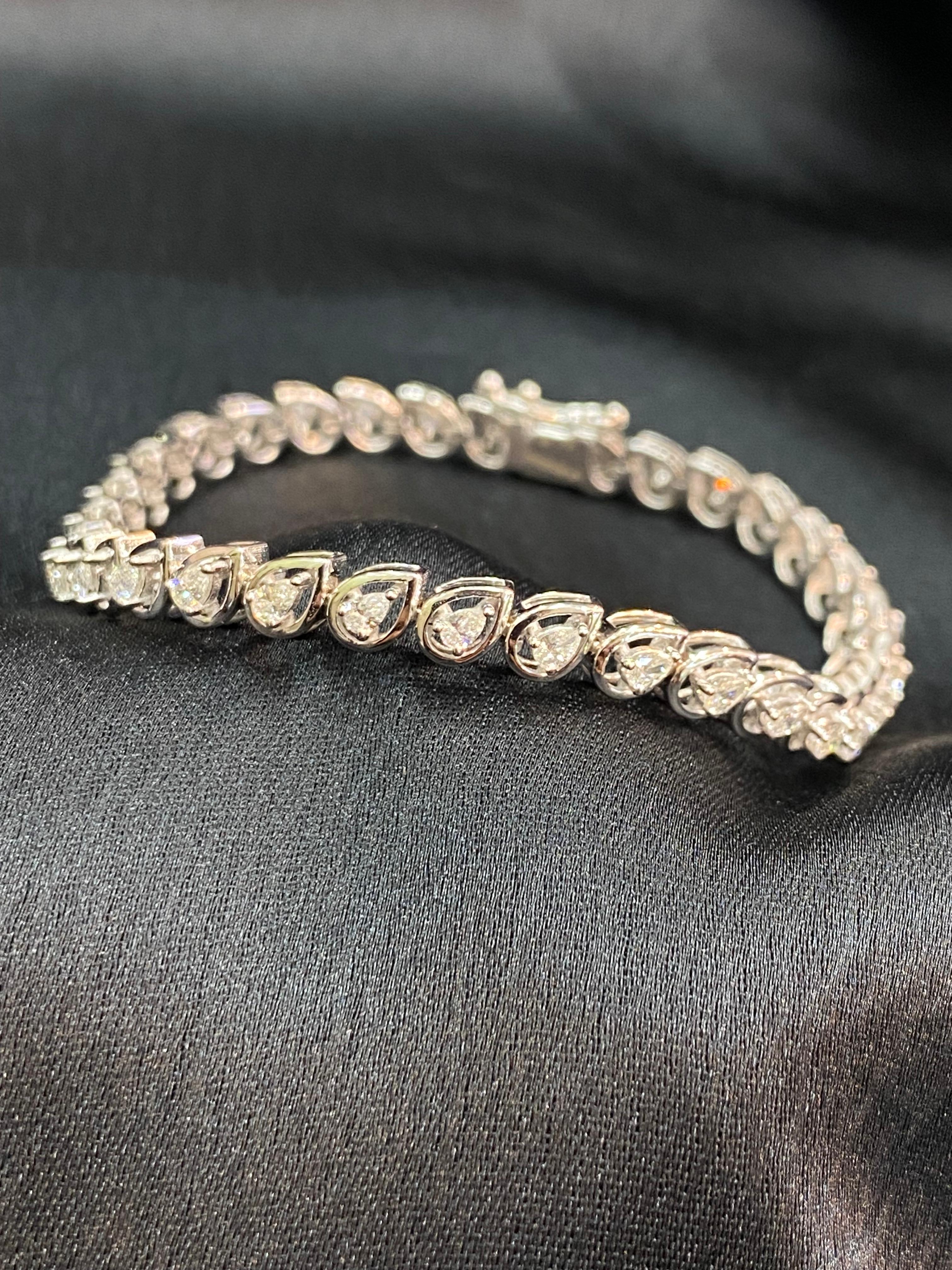 Elegante pulsera de tenis de oro blanco de 14 quilates con 1,40 quilates de diamantes naturales en forma de pera F/VS1 Contemporáneo en venta