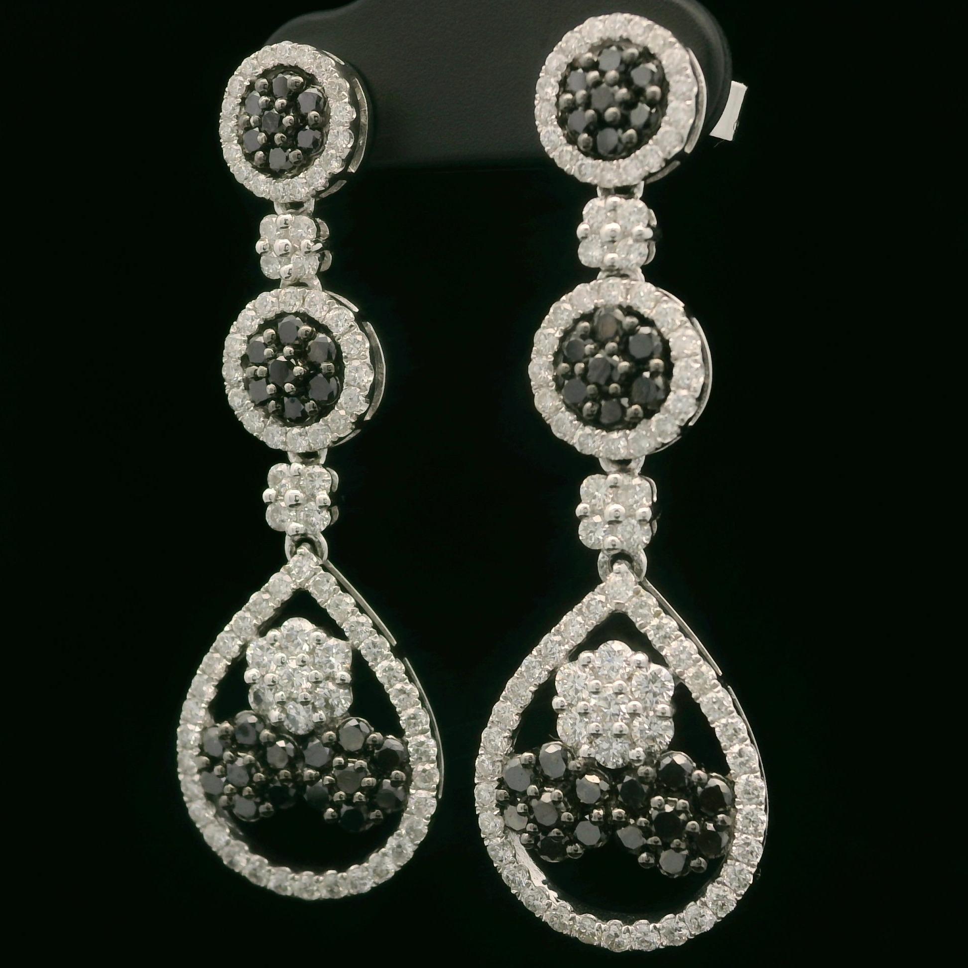 Orecchini pendenti di classe in oro bianco 14k con diamanti bianchi e neri rotondi da 2,79 carati In condizioni ottime in vendita a Montclair, NJ