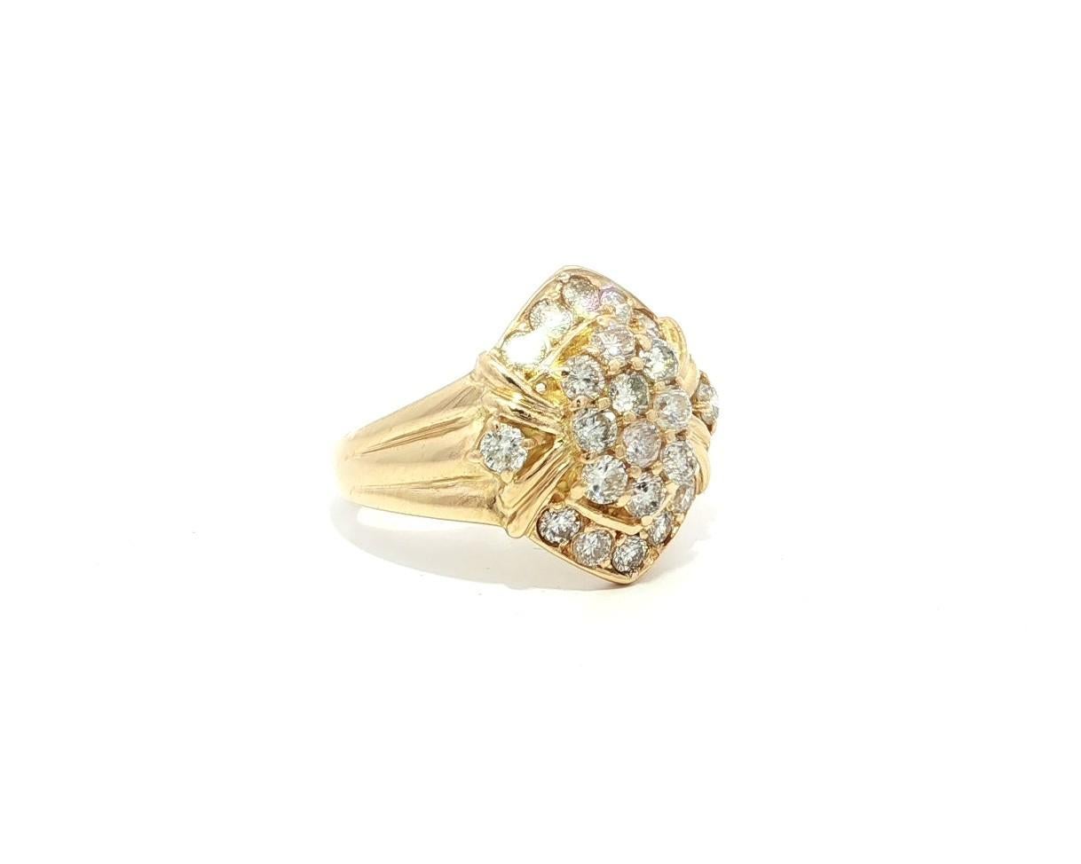 Anello di classe in oro giallo 18k con cluster di diamanti infuocati da 1,01 ct. in vendita 7