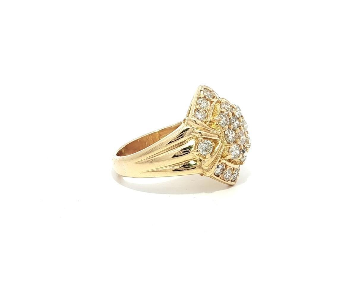 Anello di classe in oro giallo 18k con cluster di diamanti infuocati da 1,01 ct. in vendita 8