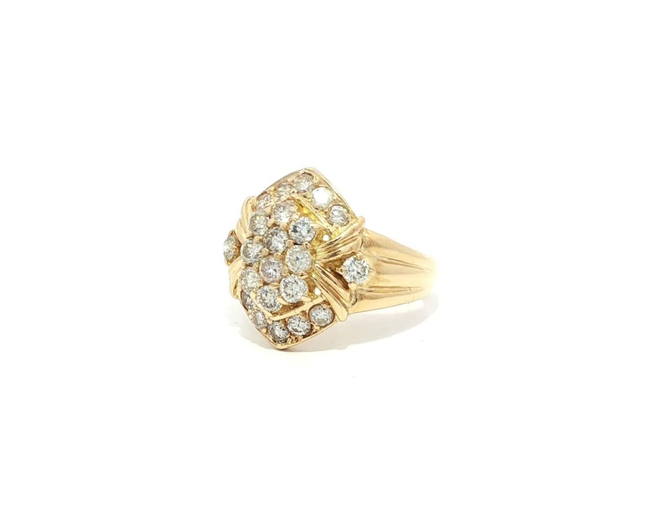 Anello di classe in oro giallo 18k con cluster di diamanti infuocati da 1,01 ct. in vendita 9